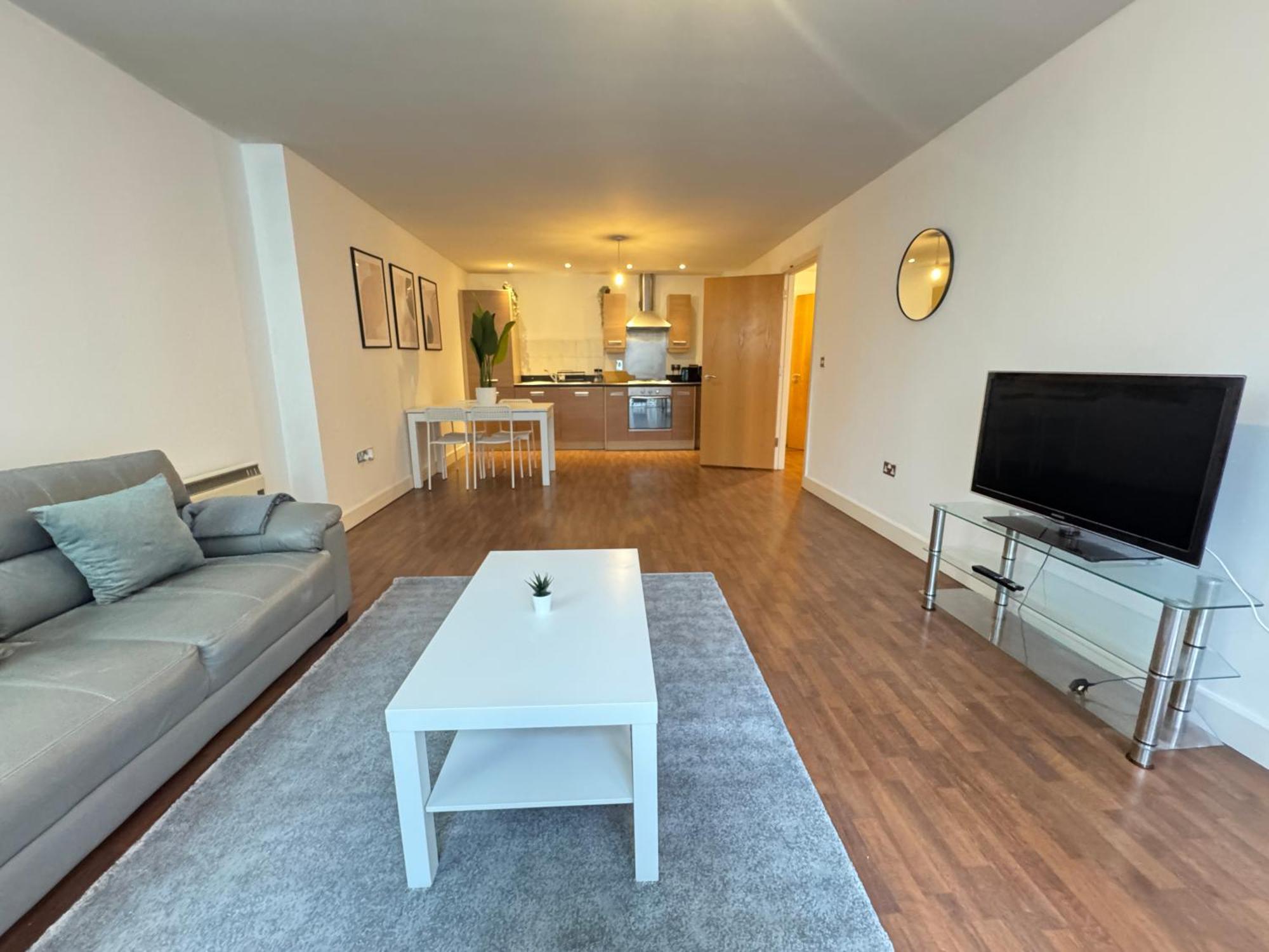 Centre Modern One Bedroom Free Gated Parking