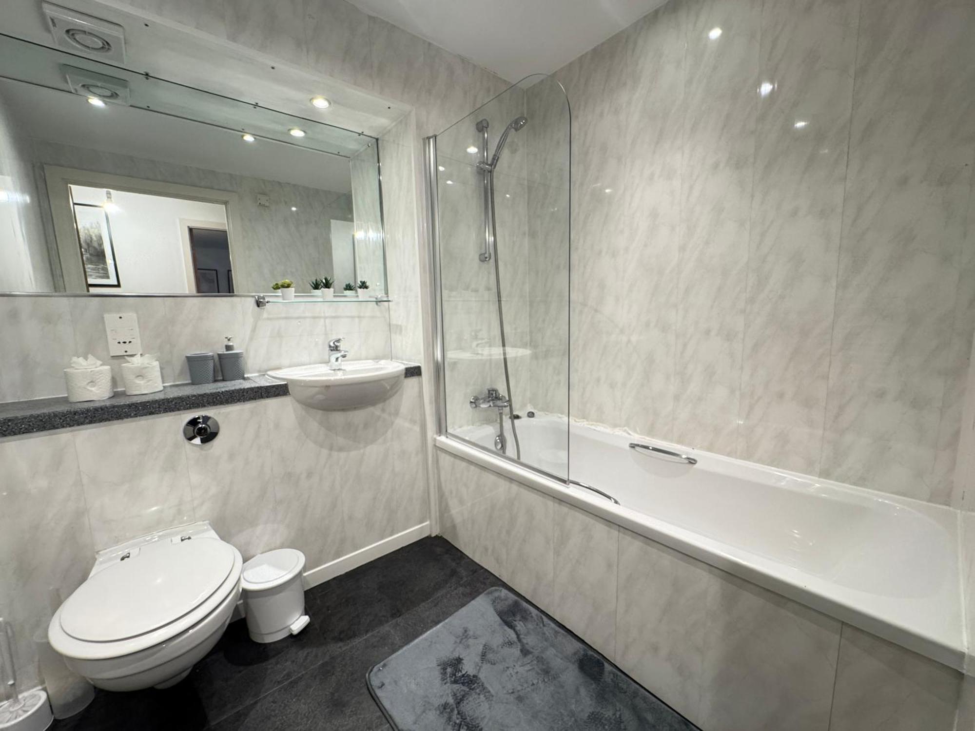 Centre Modern One Bedroom Free Gated Parking *