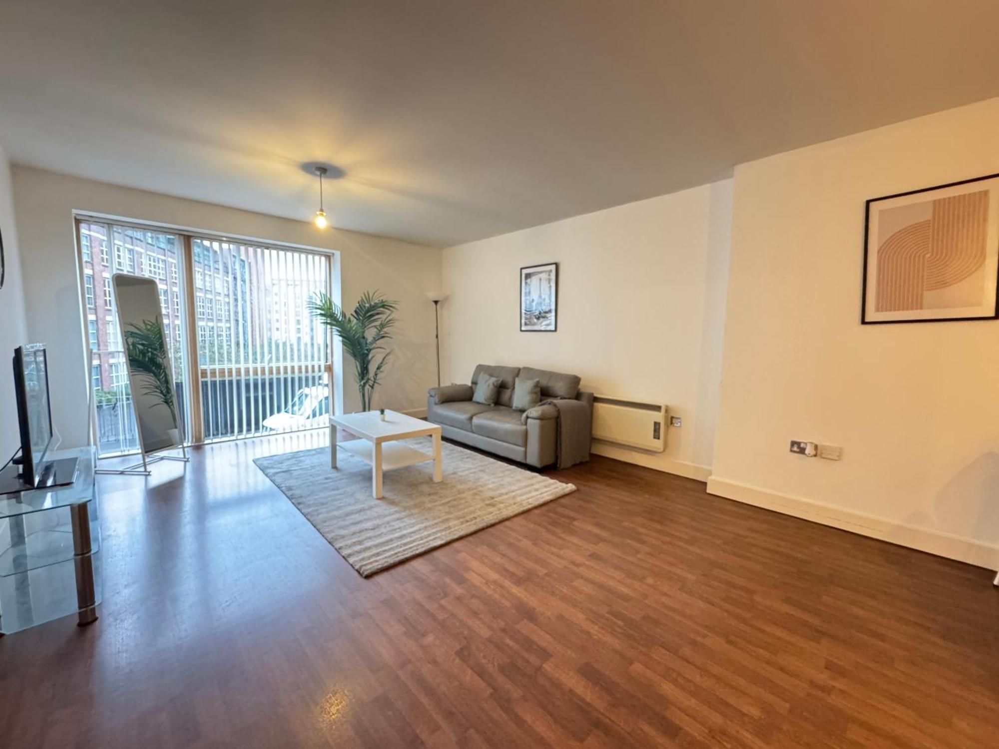Centre Modern One Bedroom Free Gated Parking *