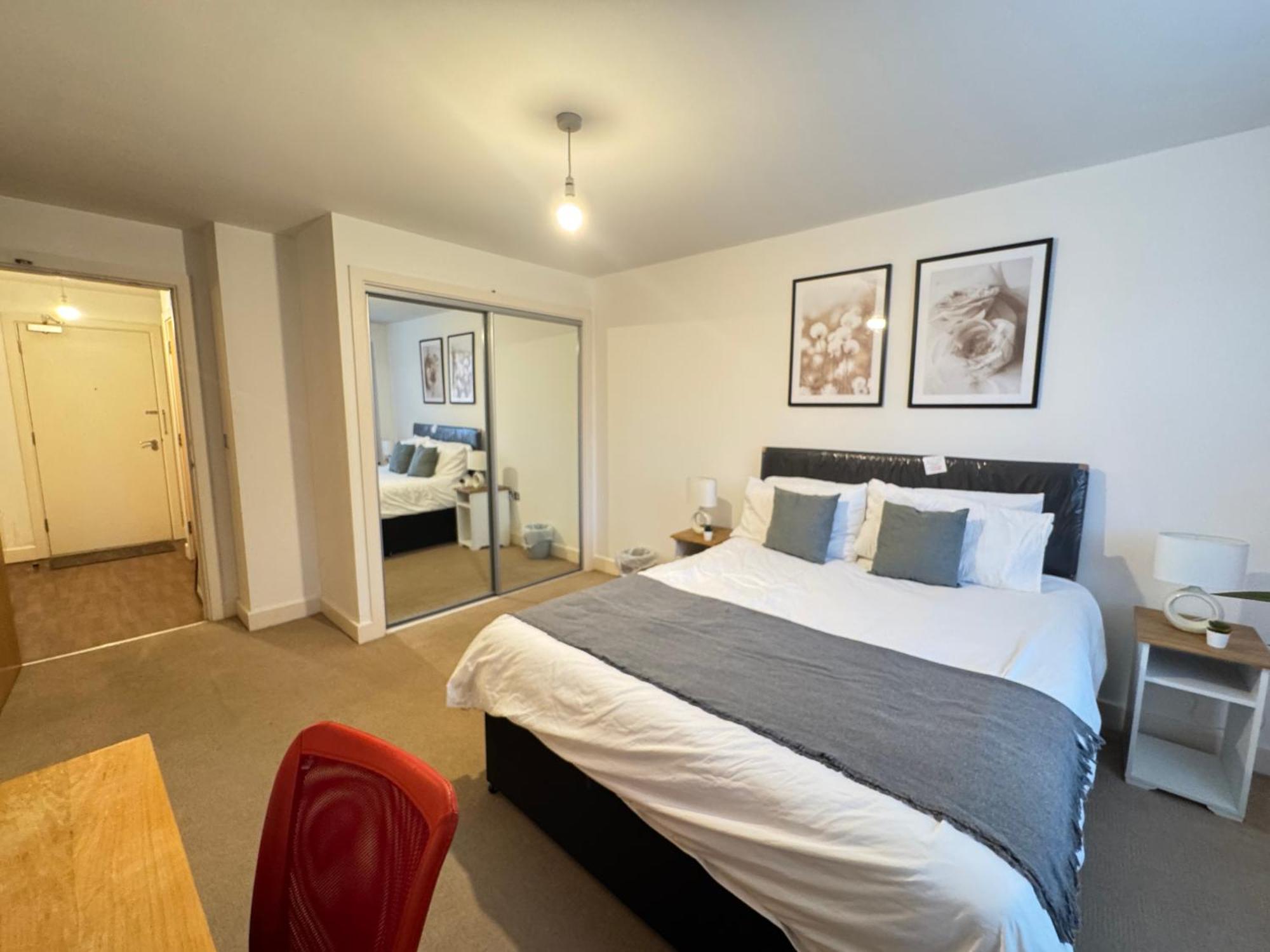 Centre Modern One Bedroom Free Gated Parking Apartment
