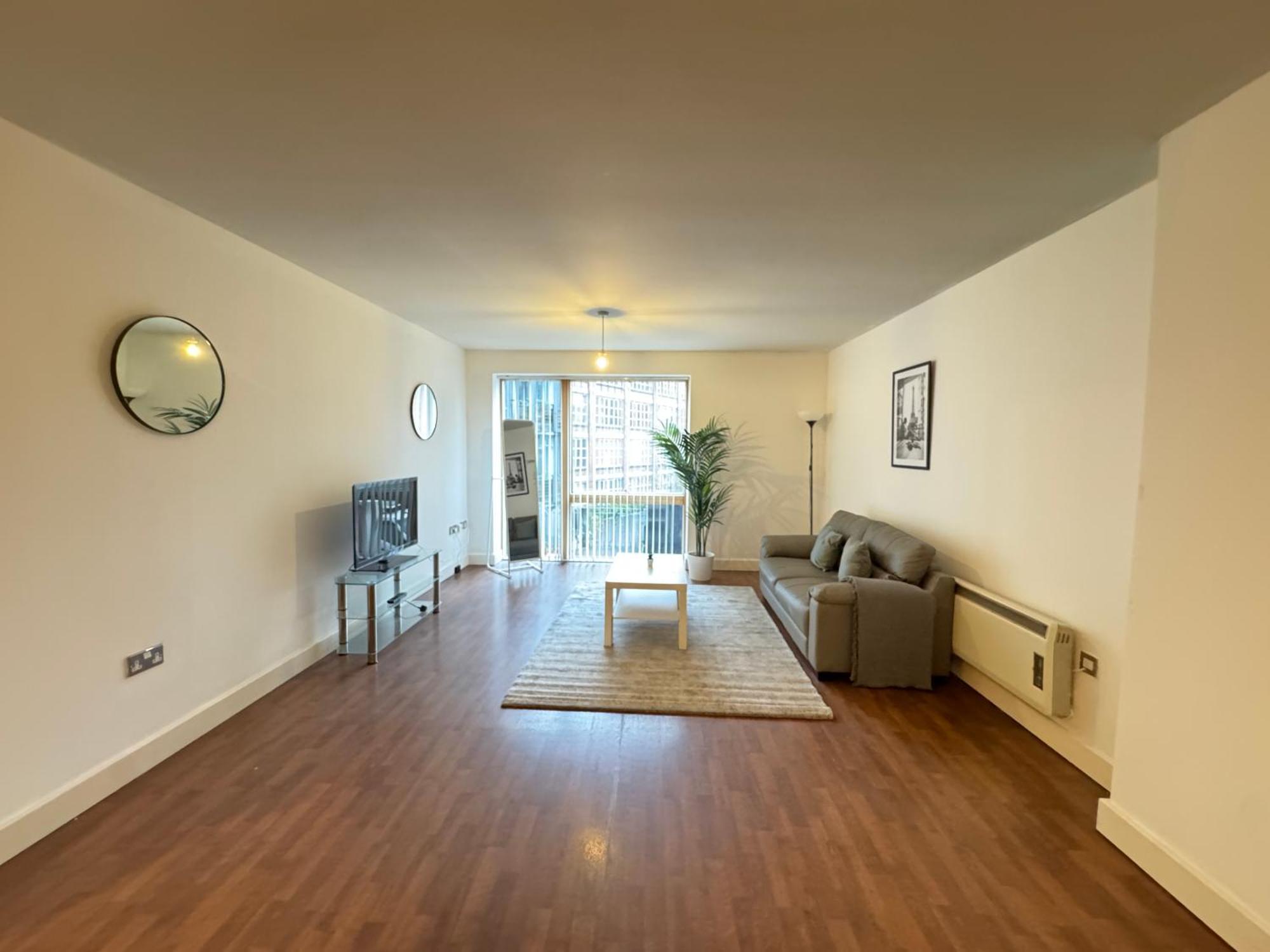 Centre Modern One Bedroom Free Gated Parking Apartment *