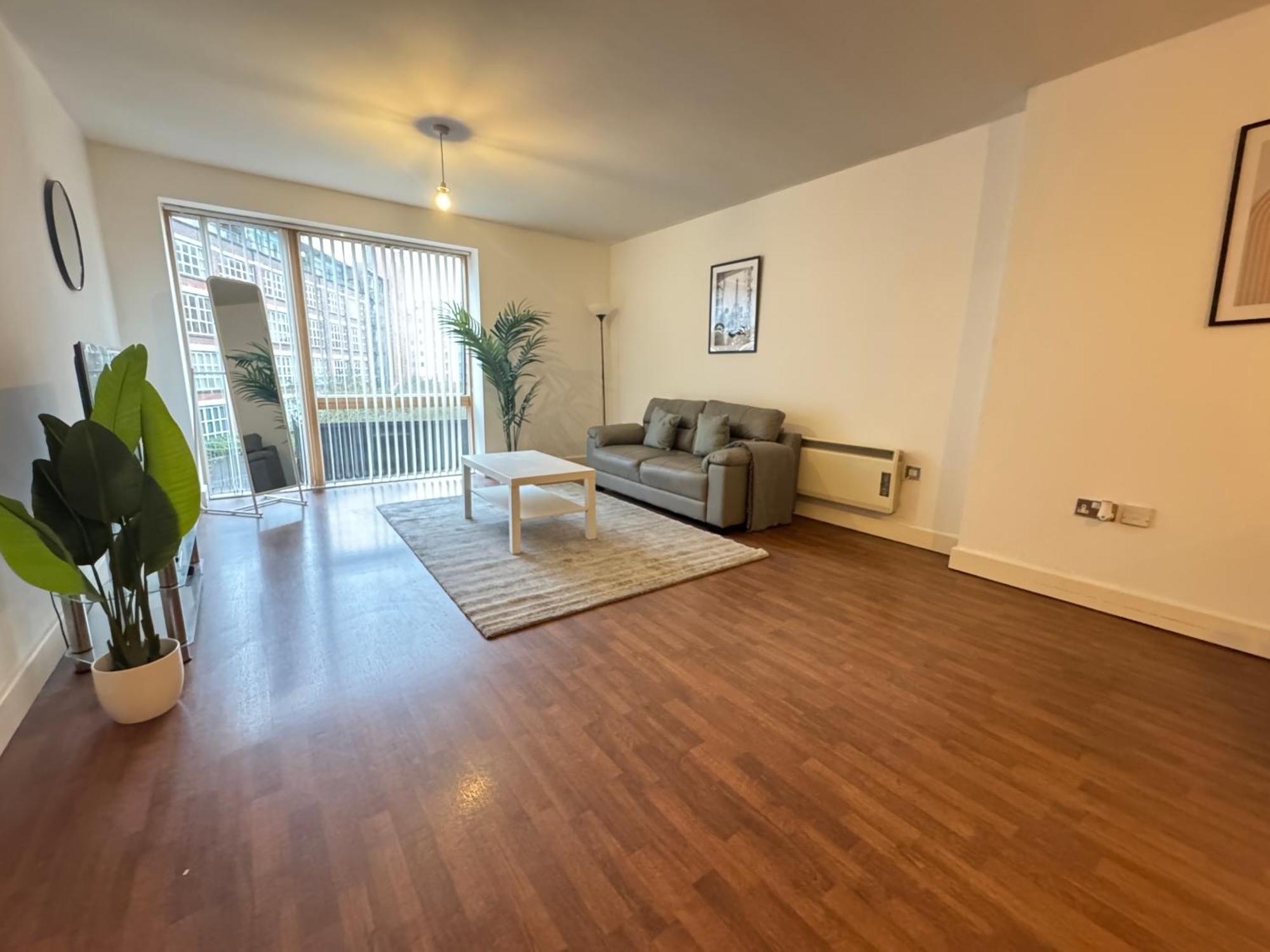 Centre Modern One Bedroom Free Gated Parking Apartment Birmingham
