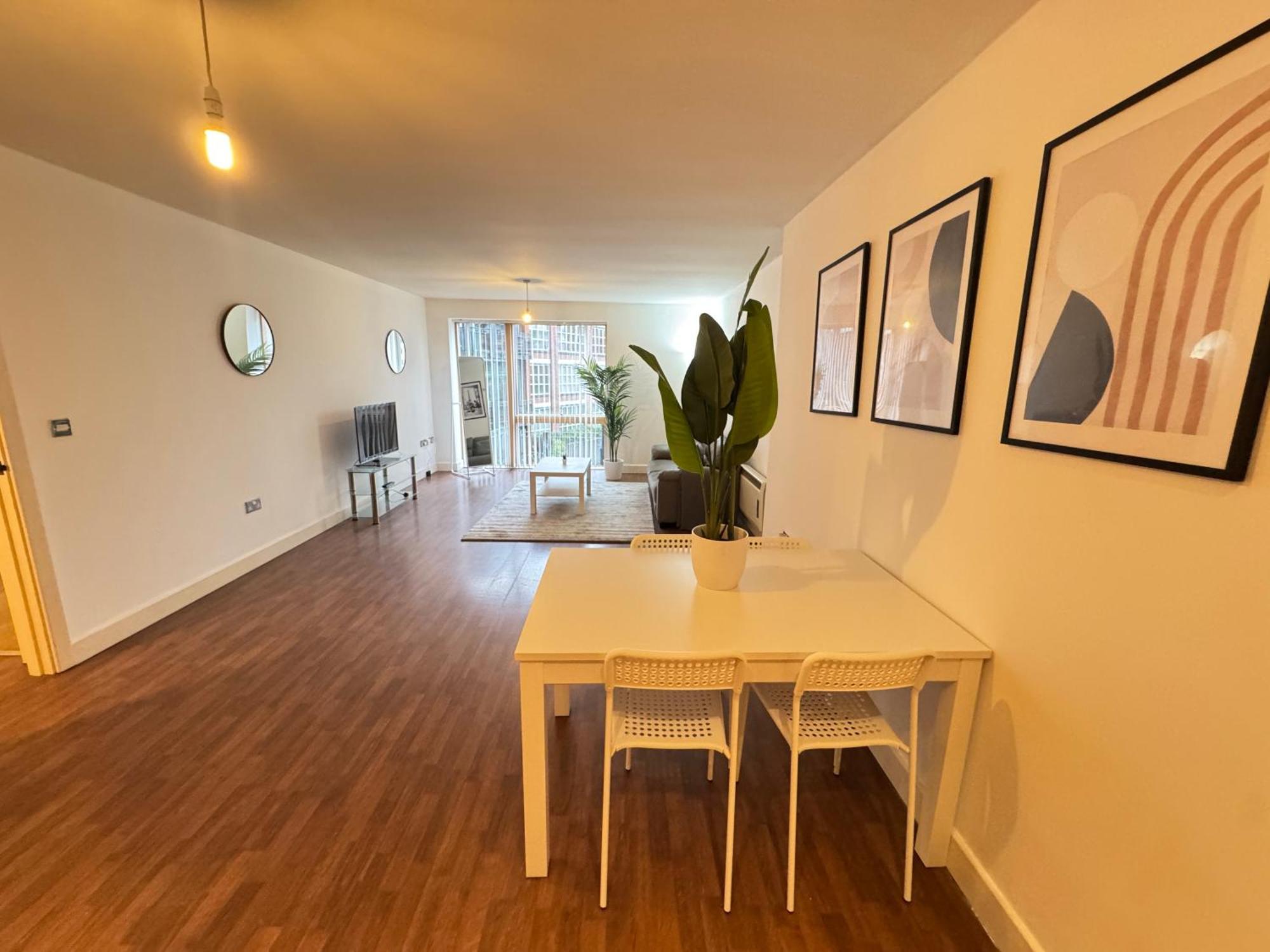 Centre Modern One Bedroom Free Gated Parking