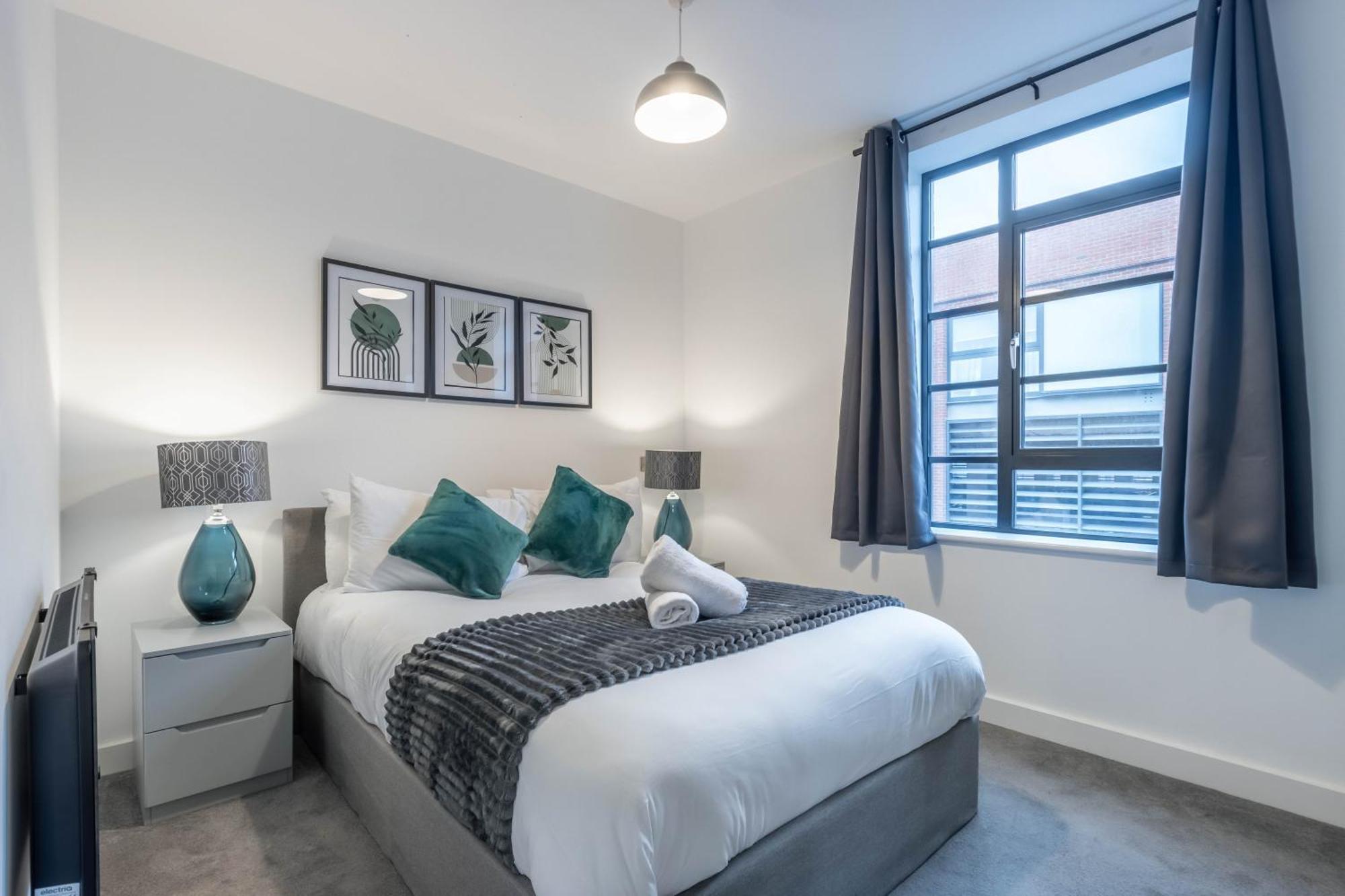 Professionals, Centre, Parking, Superstore Nearby * Birmingham