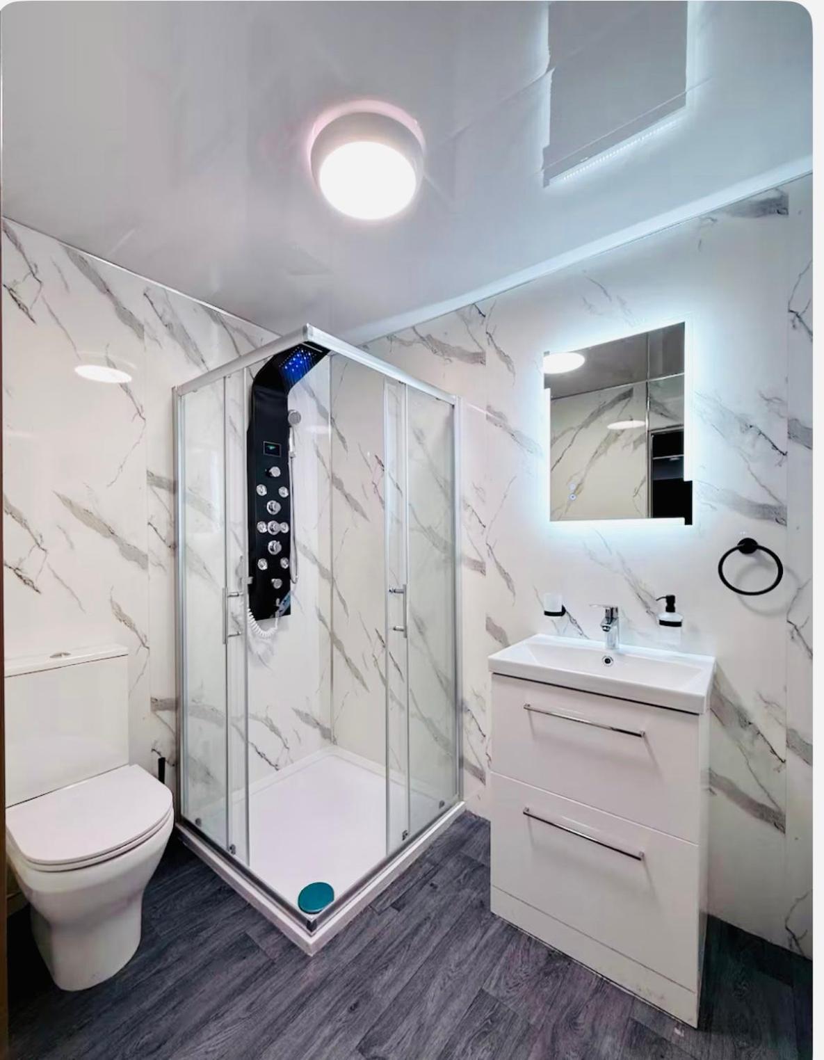 Centre- 9 Bed House With Free Parking * Birmingham
