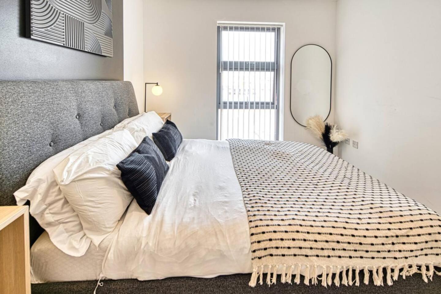Modern 2-bed Flat With Parking Near Apartment *
