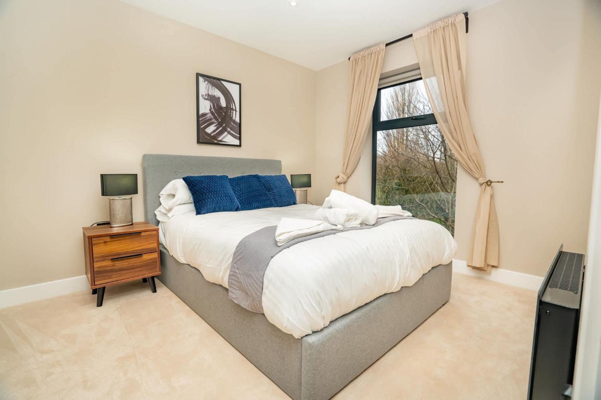 Modern And Spacious 2 Bed In Apartment *