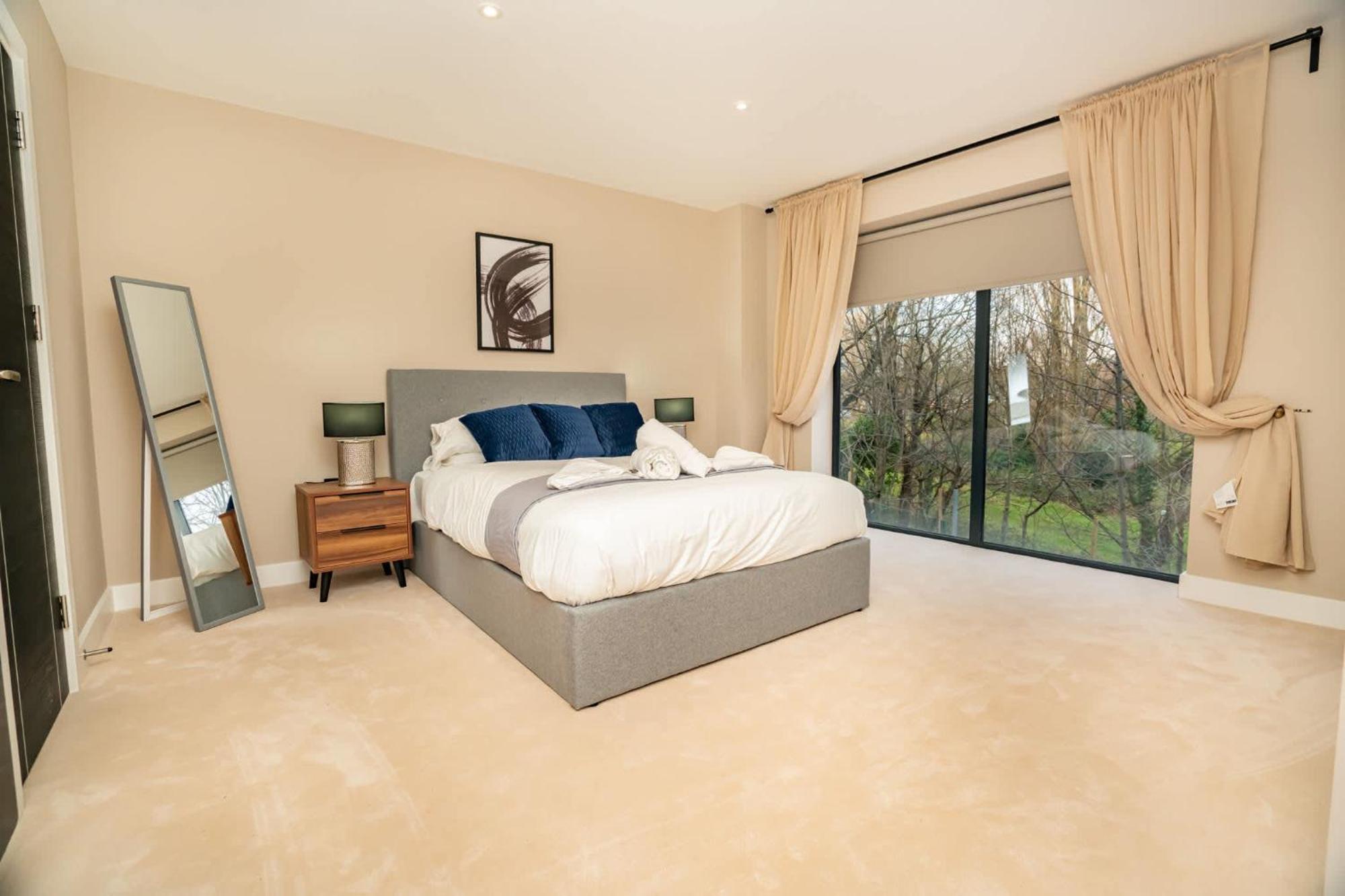 Apartment Modern And Spacious 2 Bed In