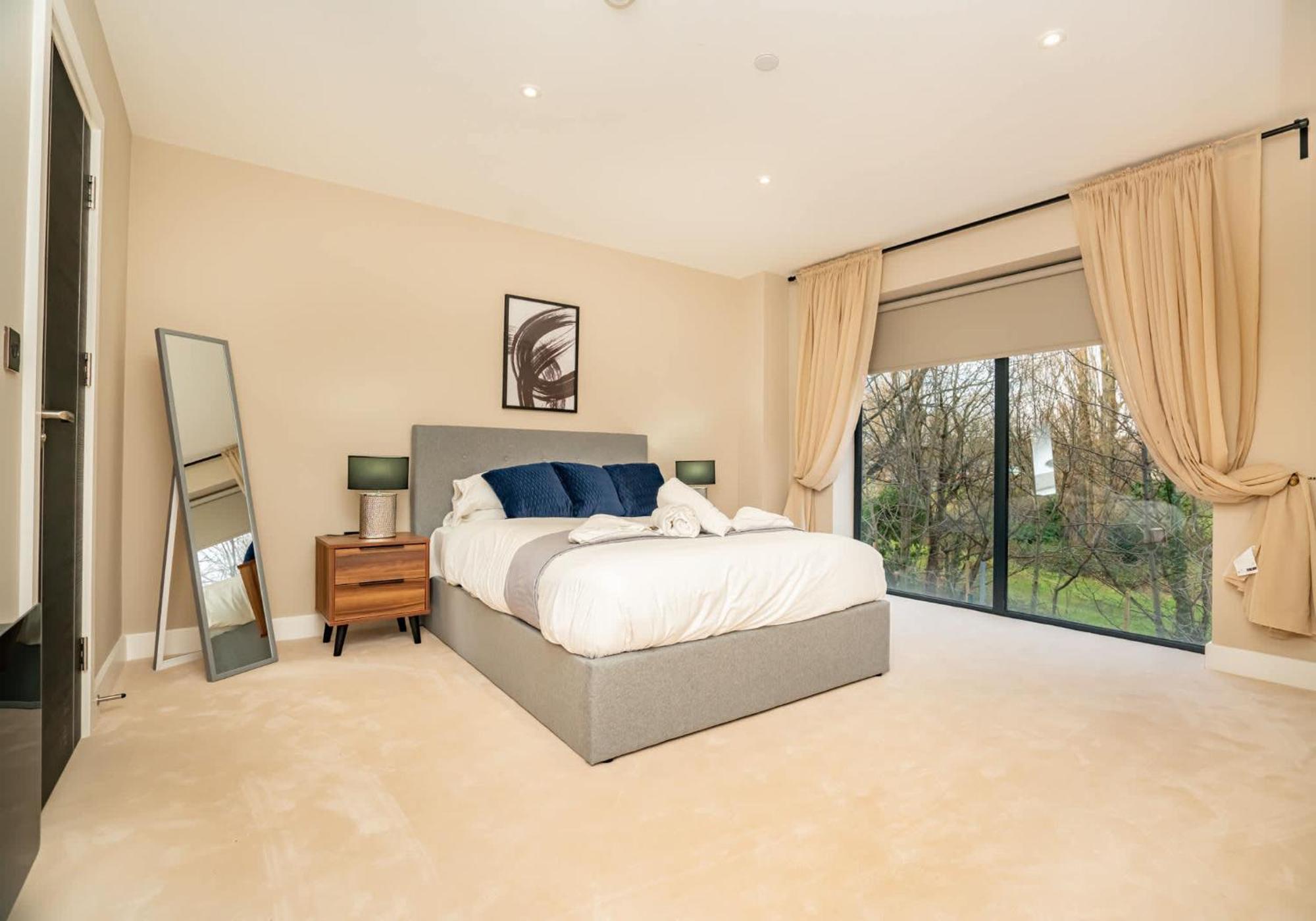 Modern And Spacious 2 Bed In Apartment *