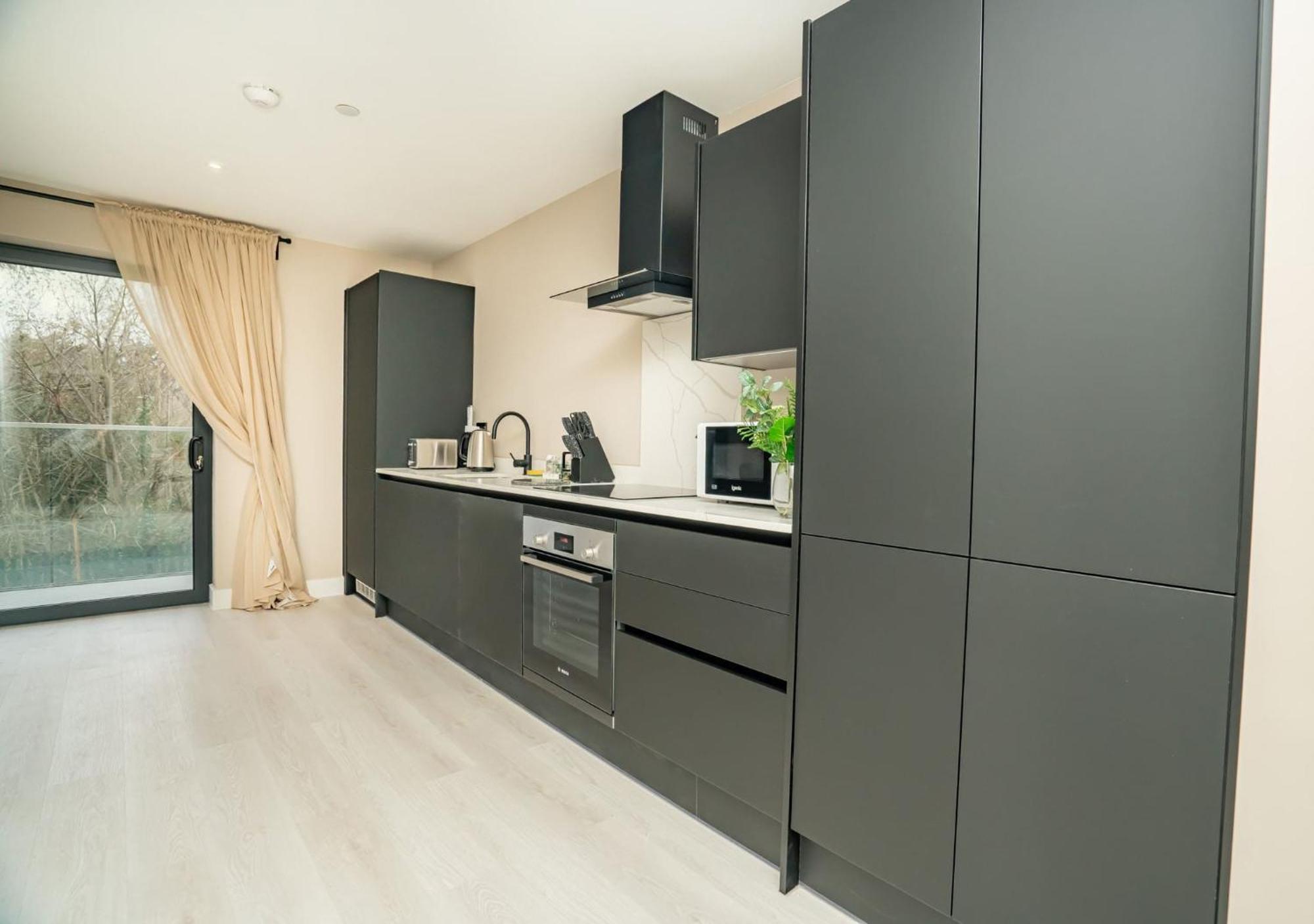 Modern And Spacious 2 Bed In Apartment