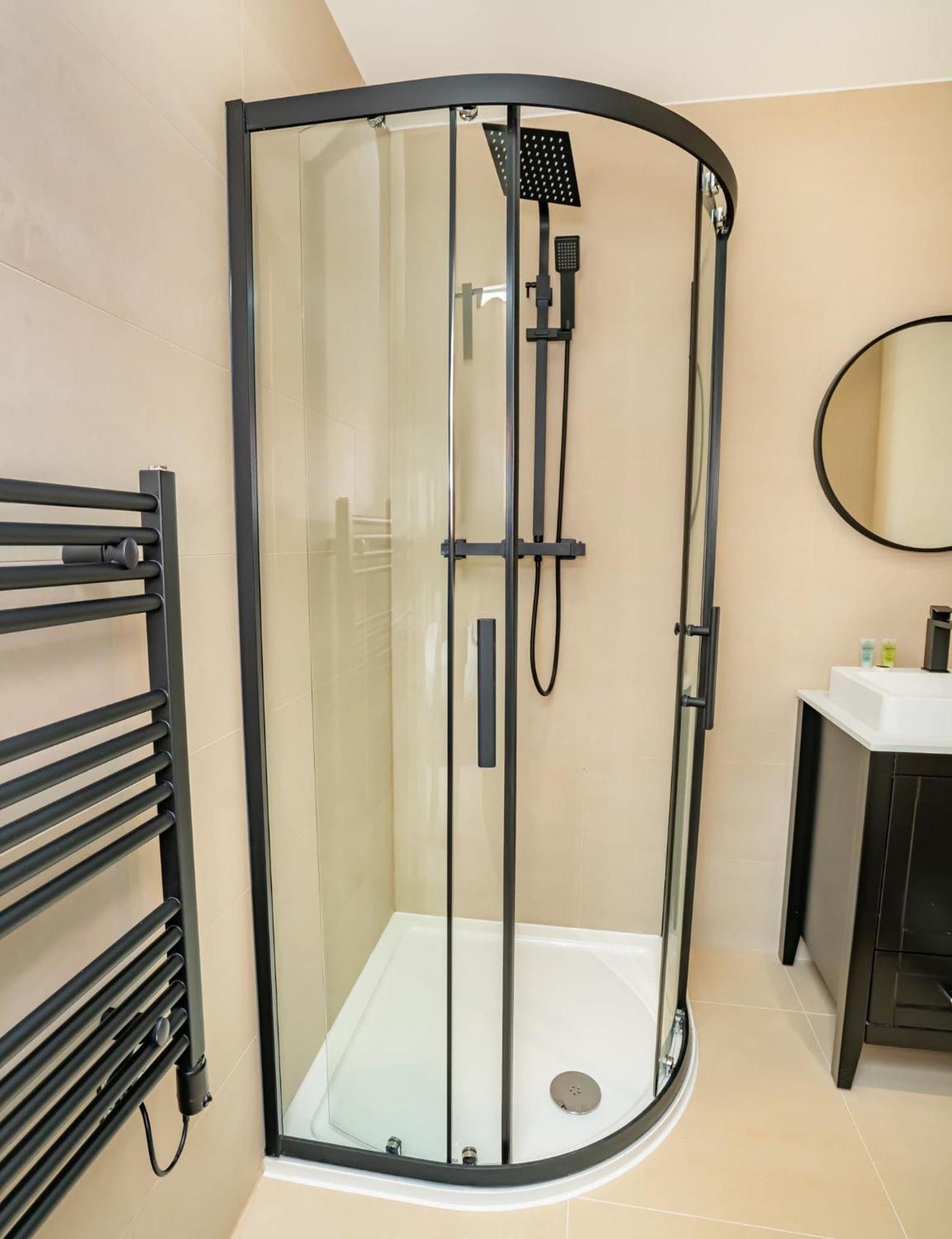 Modern And Spacious 2 Bed In Apartment *