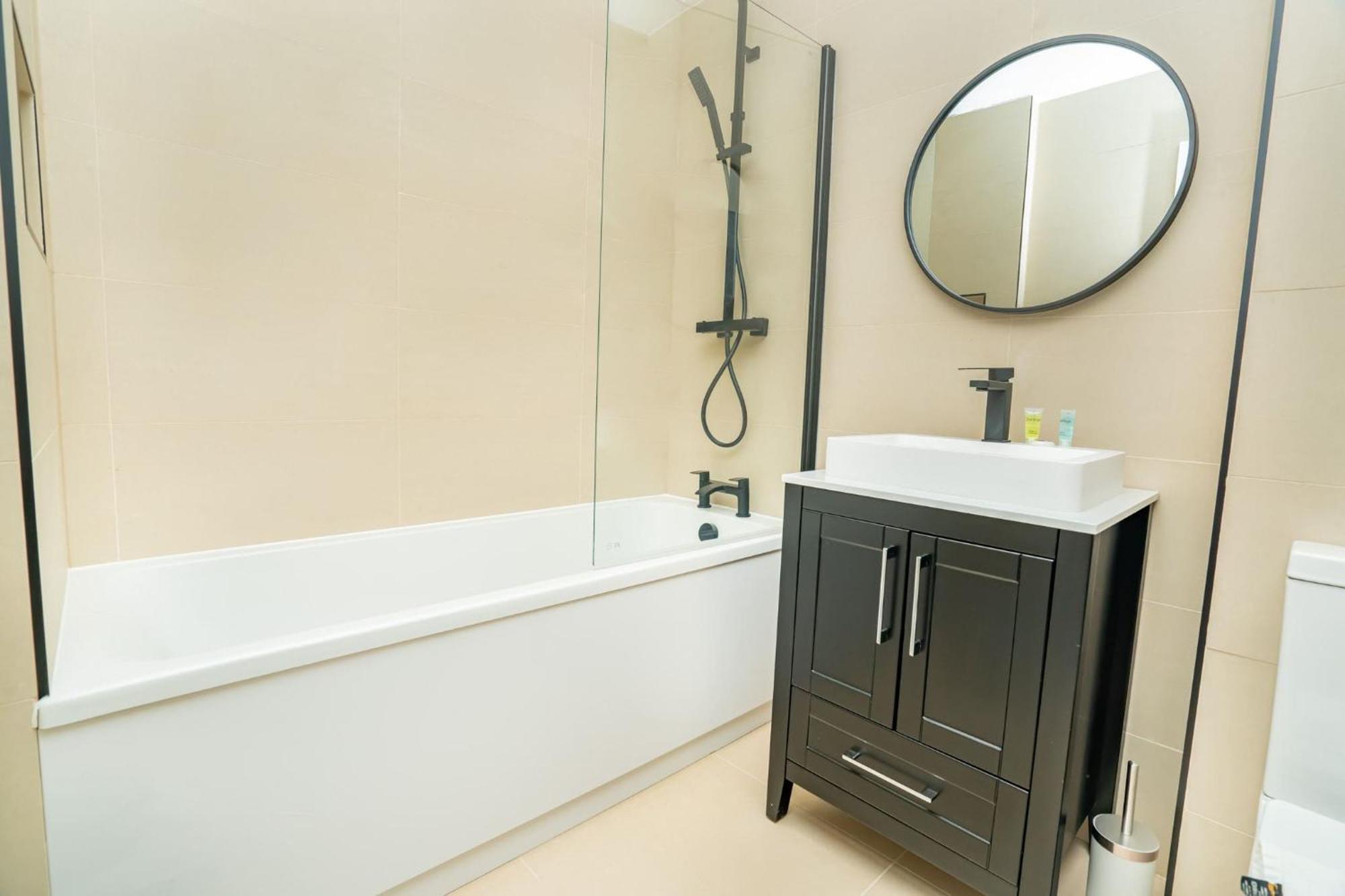 Apartment Modern And Spacious 2 Bed In *
