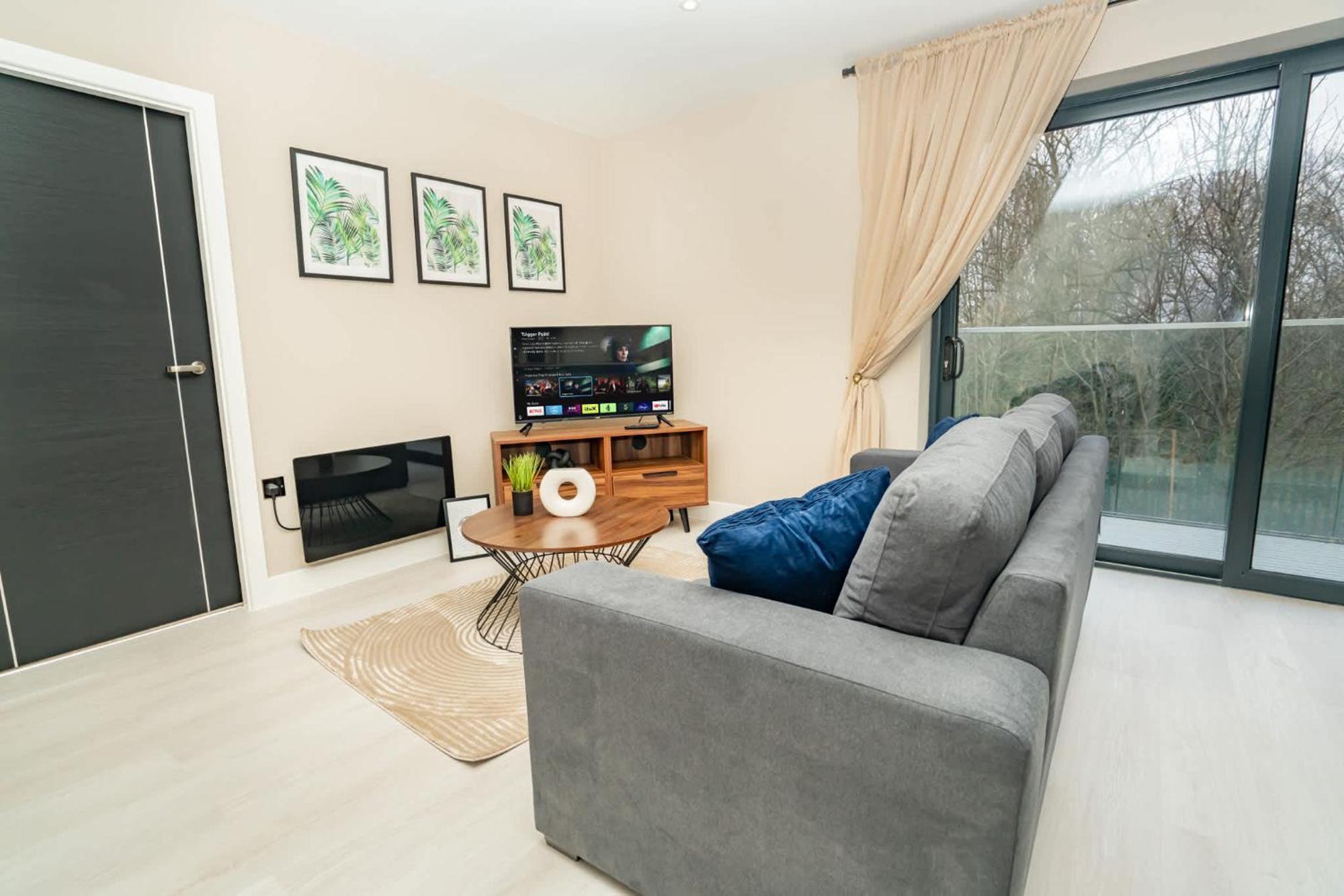 Modern And Spacious 2 Bed In Apartment *