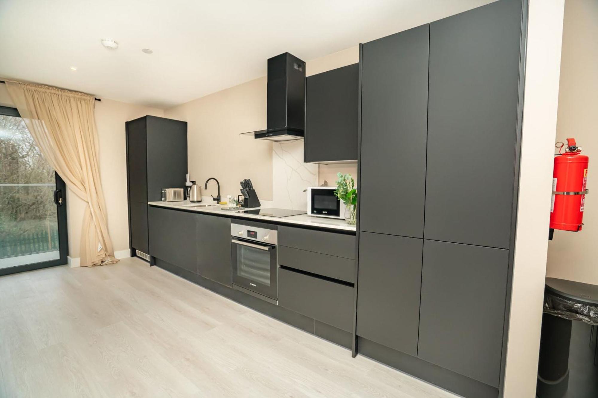 Modern And Spacious 2 Bed In Apartment