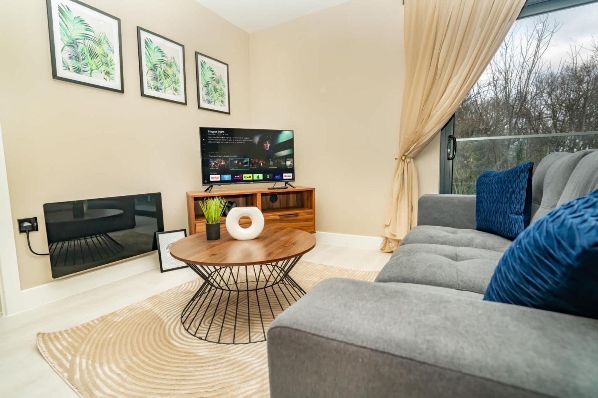 Modern And Spacious 2 Bed In Apartment *