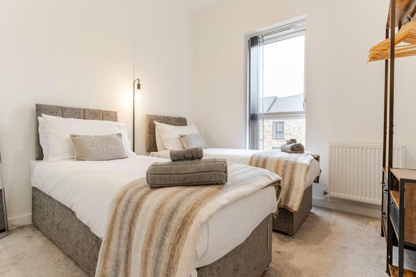 Parkes Six One - Stunning 3 Bed House - - Free Parking - Contractors & Family * Birmingham