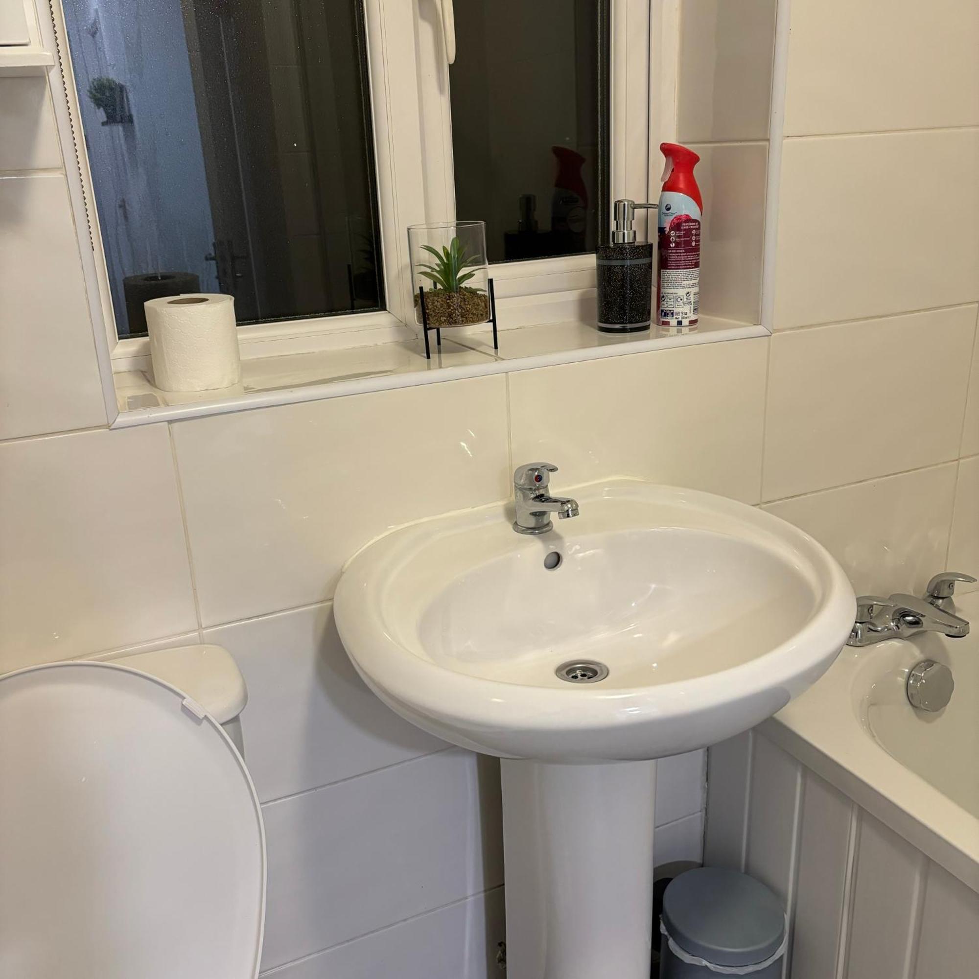 Holiday home Modern 2-bed House By City Centre & Knighthead Park W- Off Street Parking