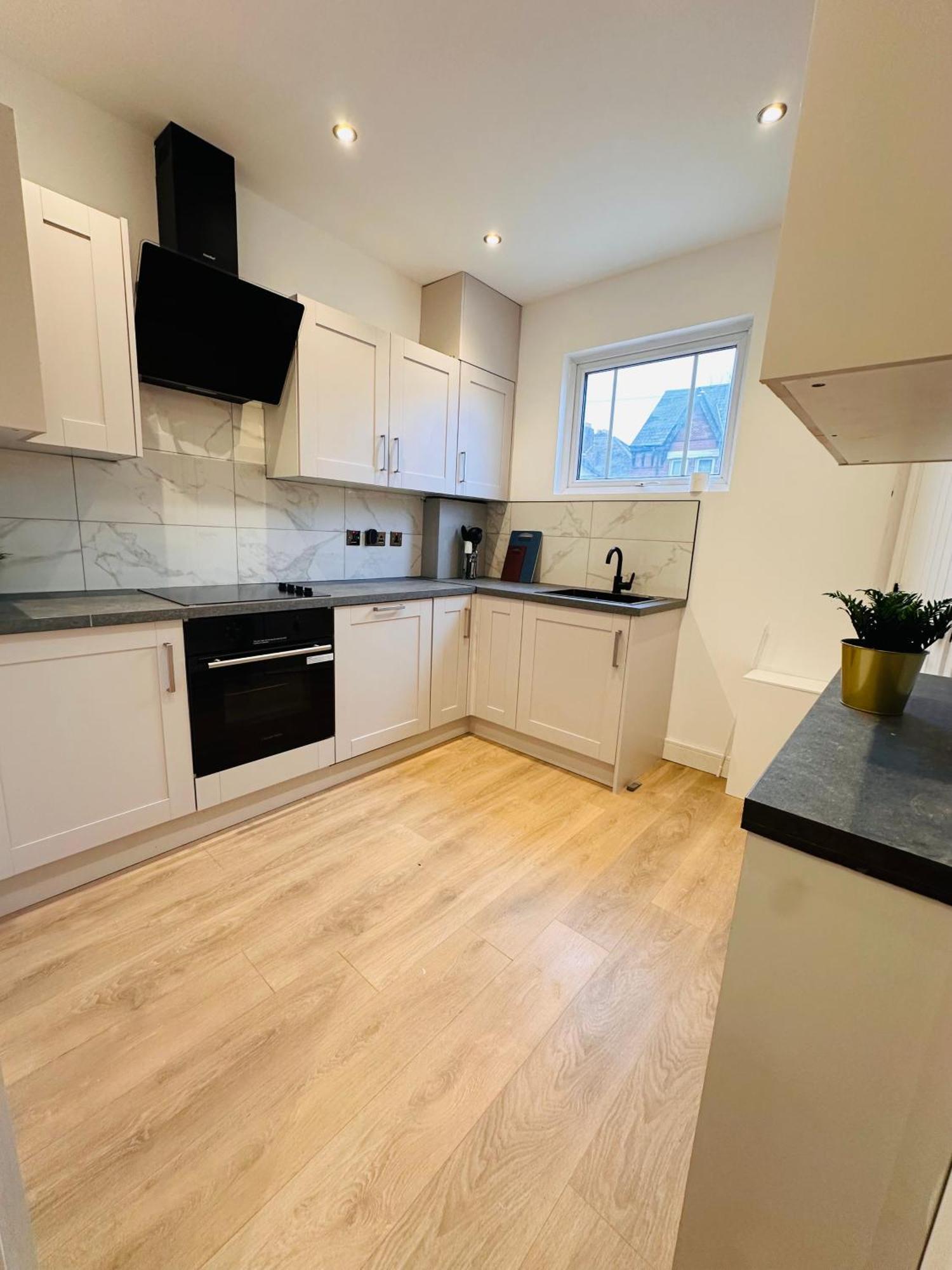 Guest house R5 - Luxurious Private With Kitchenette Near Qe Hospital Harborne *