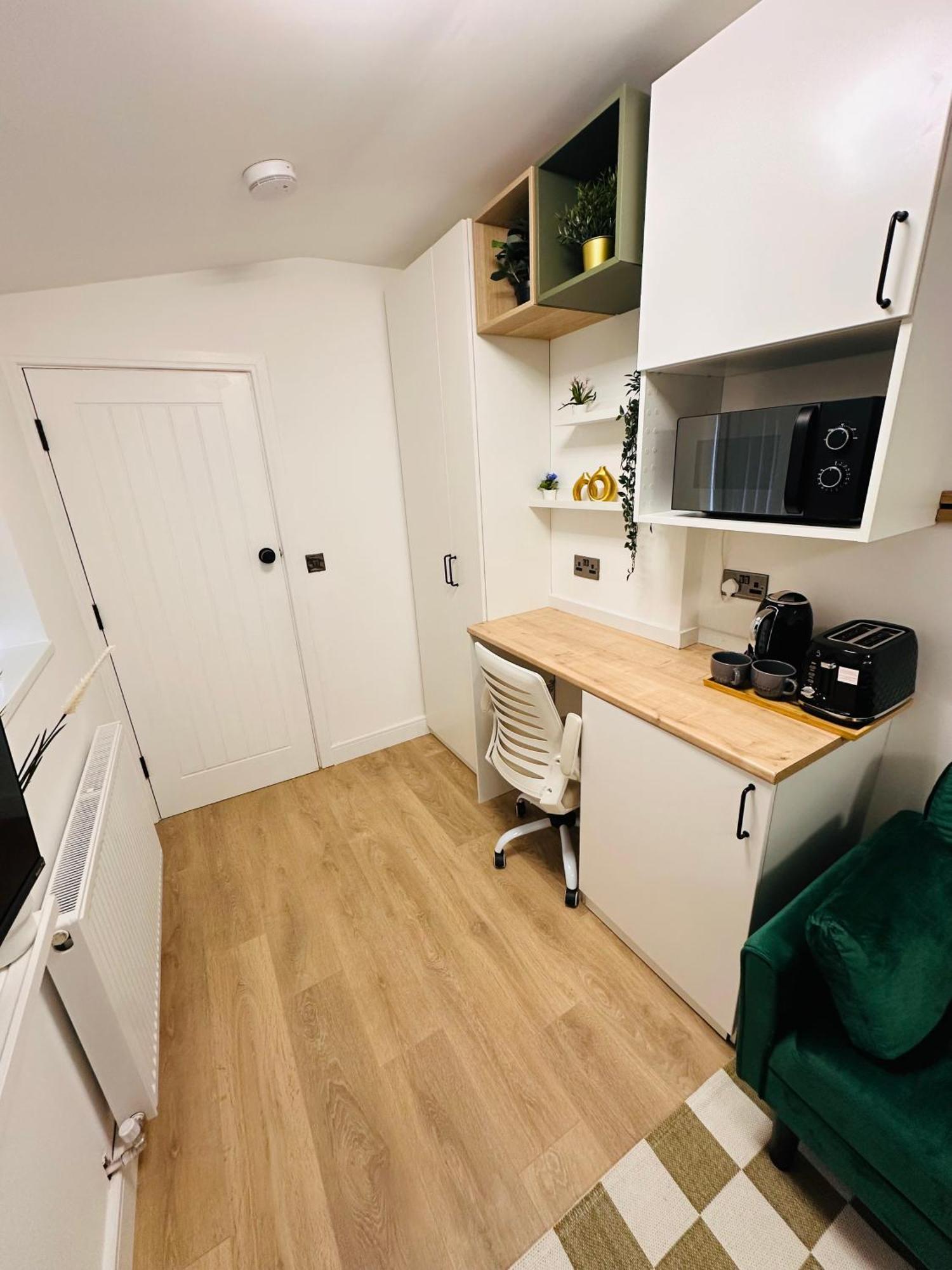 Guest house R5 - Luxurious Private With Kitchenette Near Qe Hospital Harborne Birmingham