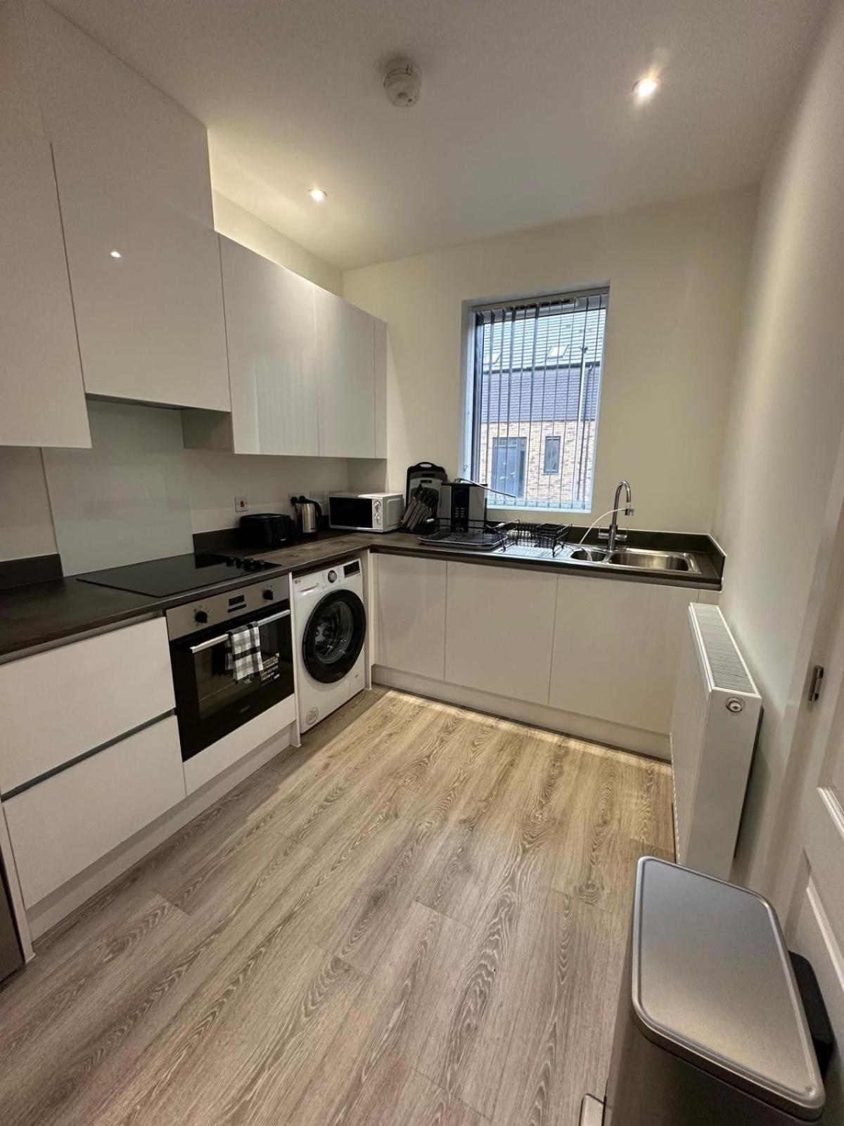 Parkes Six One - Stunning 3 Bed House - - Free Parking - Contractors & Family * Birmingham