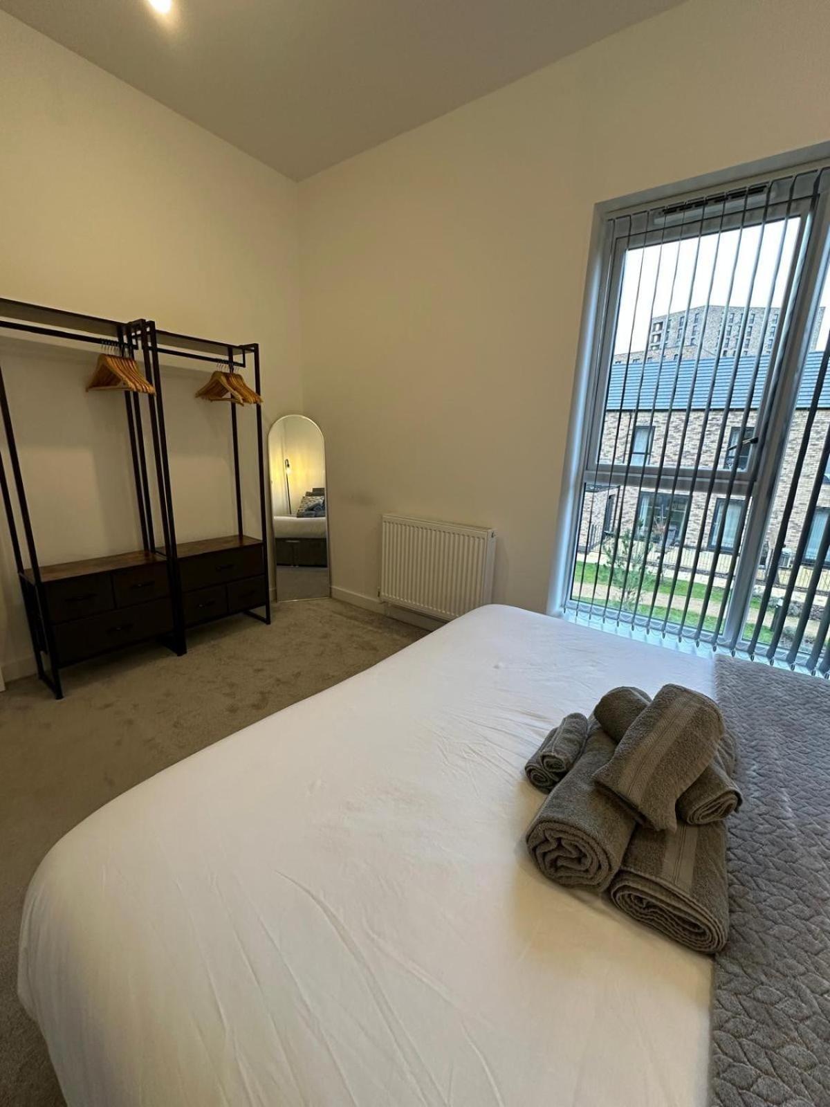 Parkes Six One - Stunning 3 Bed House - - Free Parking - Contractors & Family