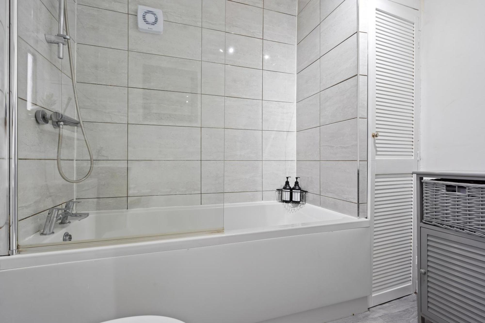 Spacious Contractor House 3 Bed B23 Free Parking & Wifi Villa *