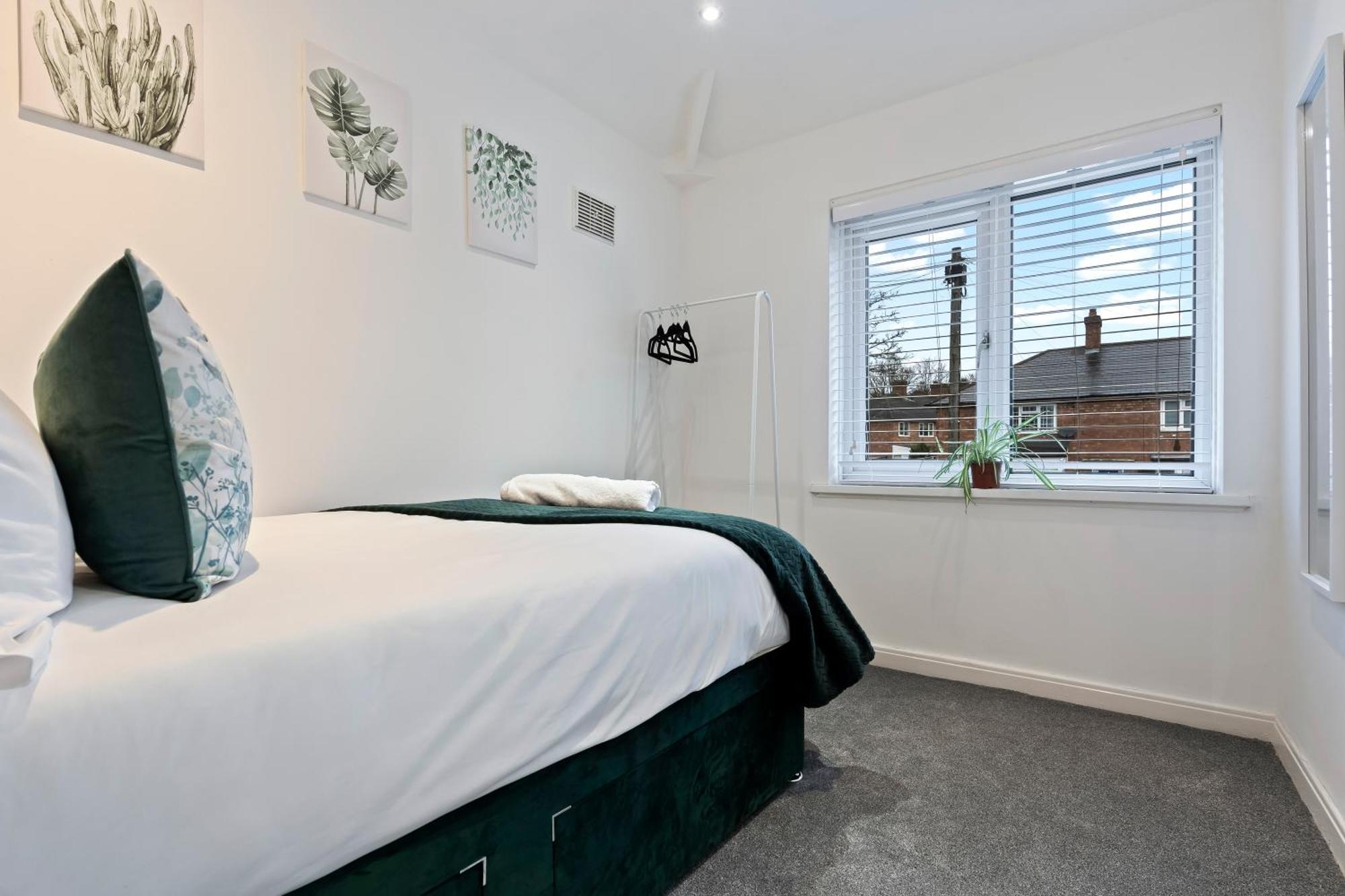 Spacious Contractor House 3 Bed B23 Free Parking & Wifi Villa