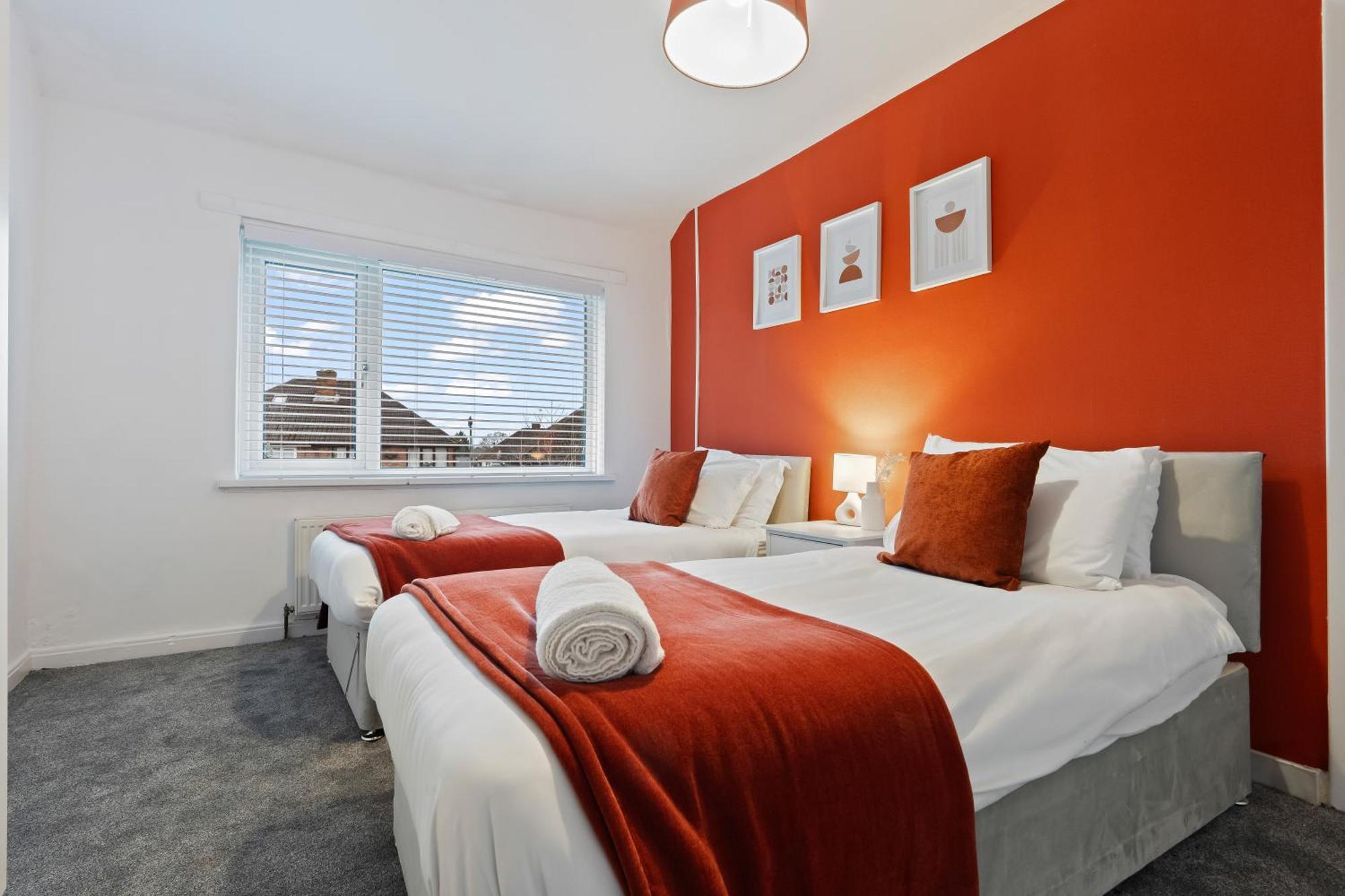 Spacious Contractor House 3 Bed B23 Free Parking & Wifi Villa *