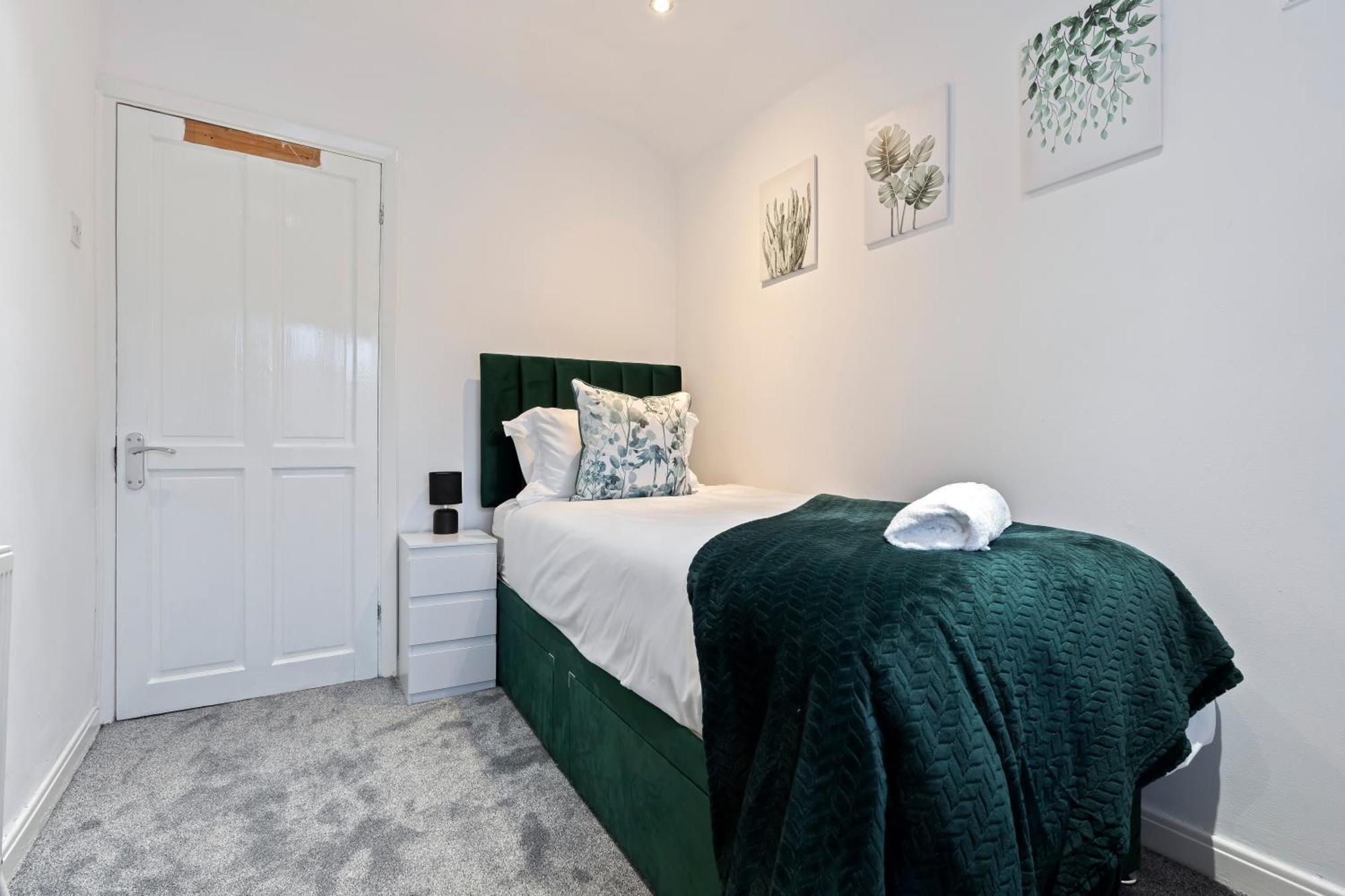 Spacious Contractor House 3 Bed B23 Free Parking & Wifi Villa *