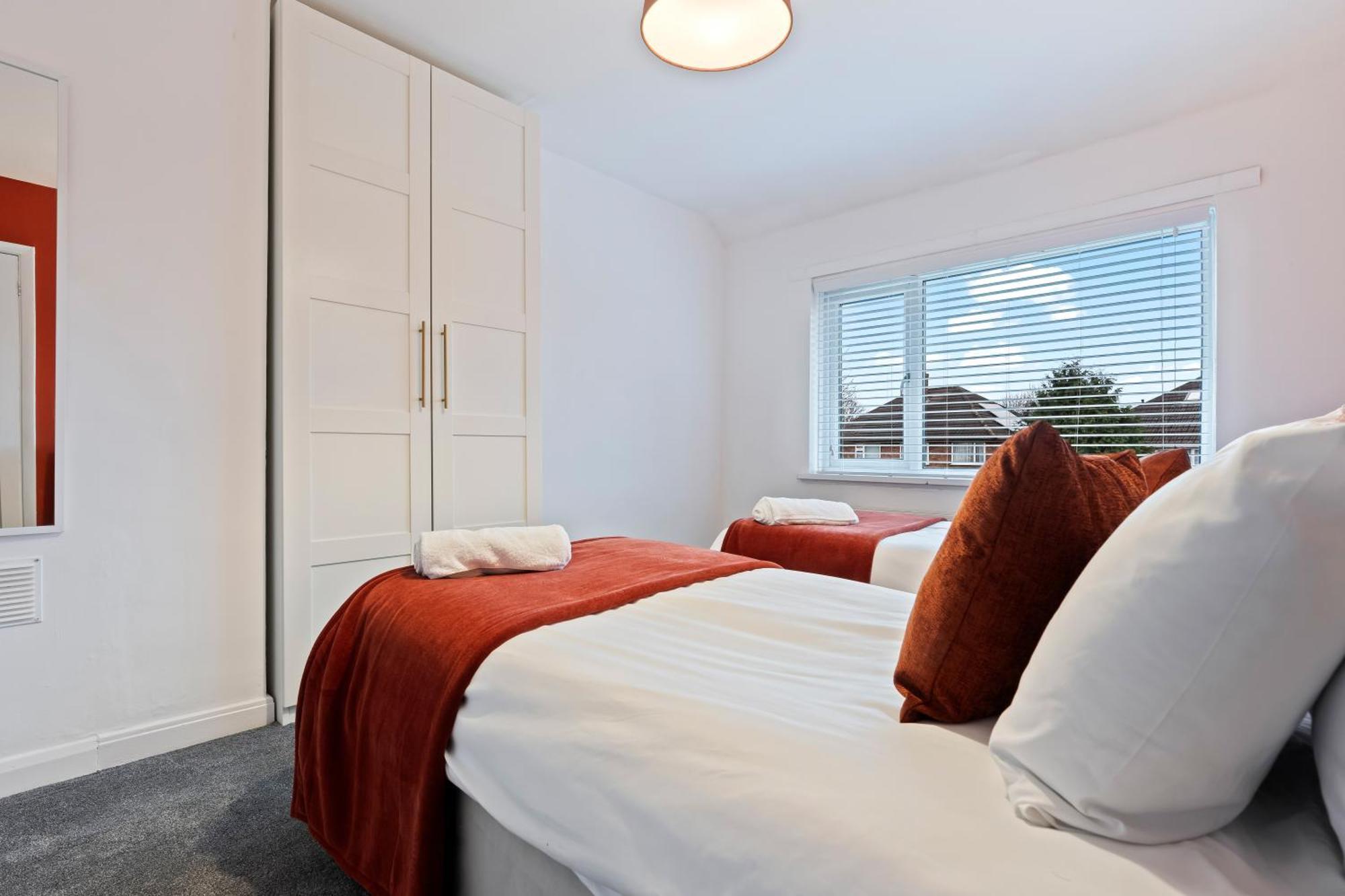 Villa Spacious Contractor House 3 Bed B23 Free Parking & Wifi