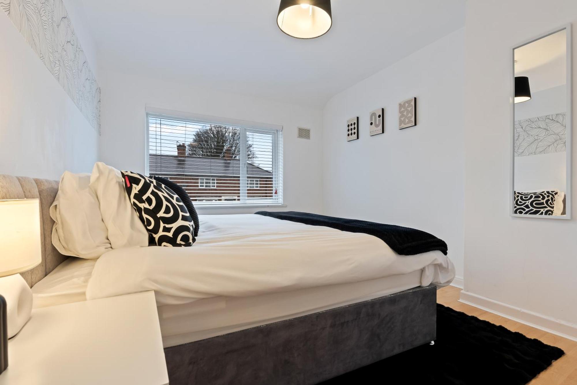 Spacious Contractor House 3 Bed B23 Free Parking & Wifi Villa *