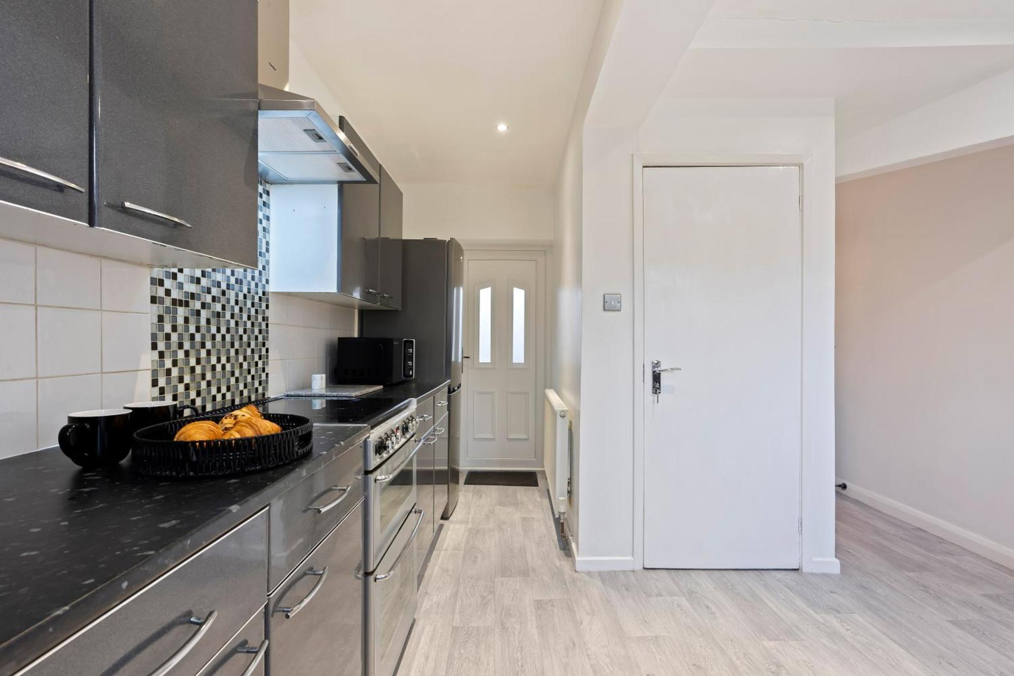 Spacious Contractor House 3 Bed B23 Free Parking & Wifi *