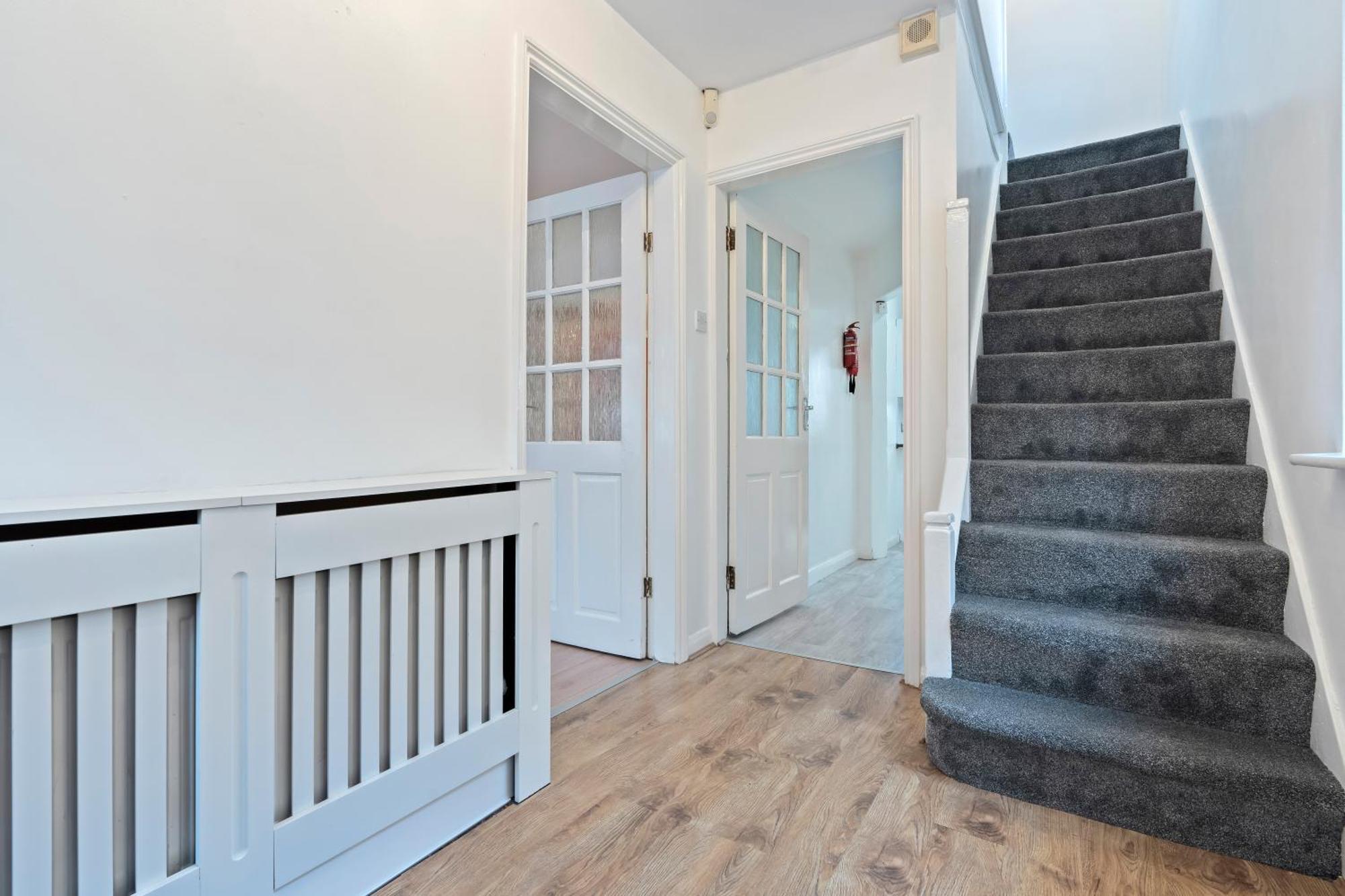 Spacious Contractor House 3 Bed B23 Free Parking & Wifi