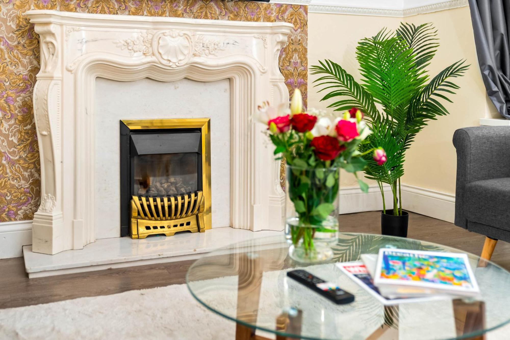 Modern 6-bedroom - Sleeps 12 - Parking - Garden 568p Holiday home