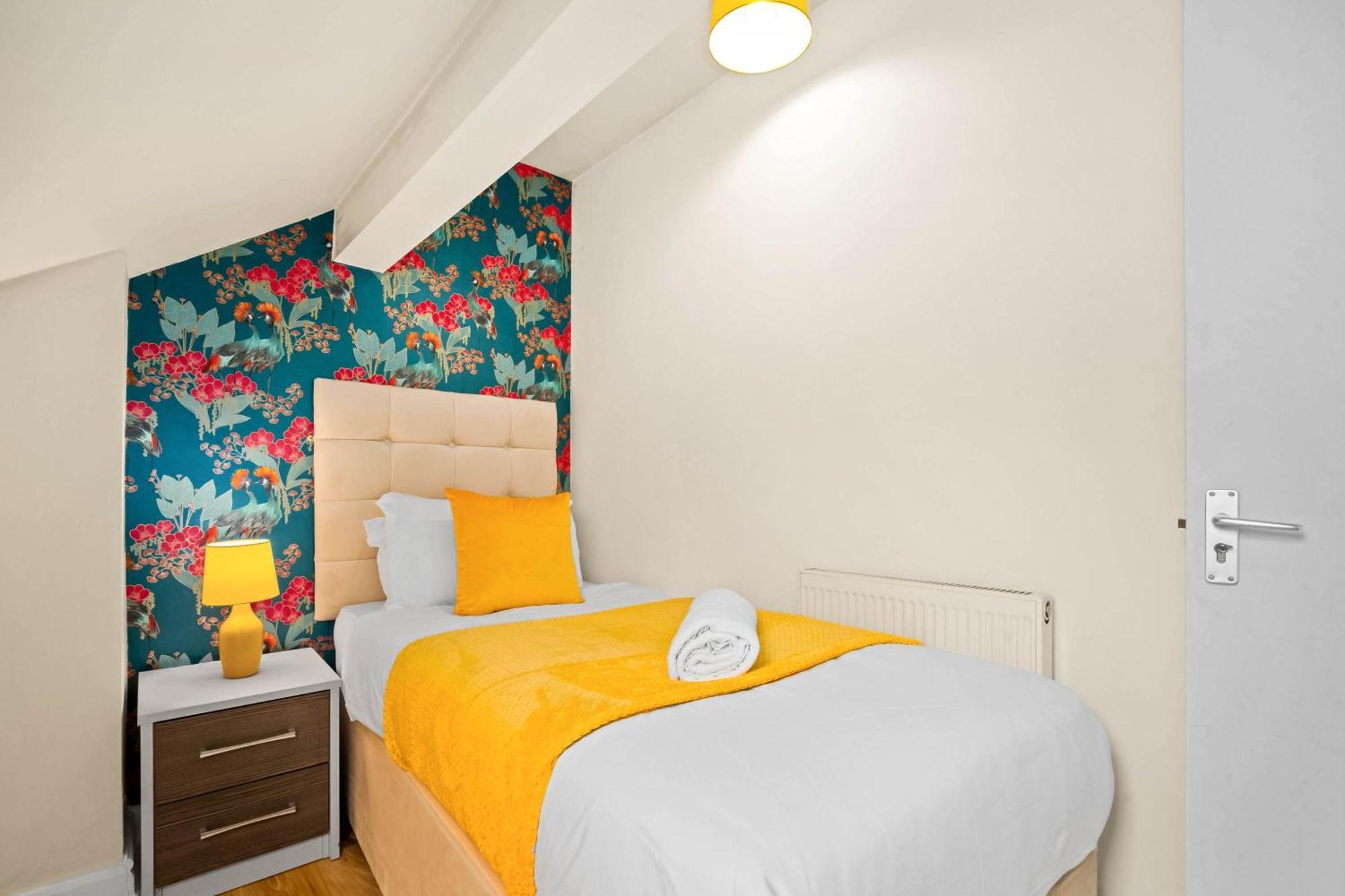Modern 6-bedroom - Sleeps 12 - Parking - Garden 568p Holiday home Birmingham