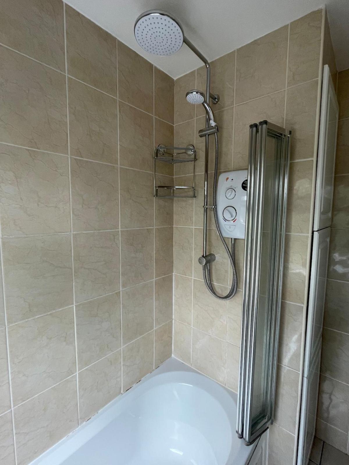 Beautiful 2 Bedroom House With Big Garden & Parking Fast Wifi, And King Size Bed * Birmingham