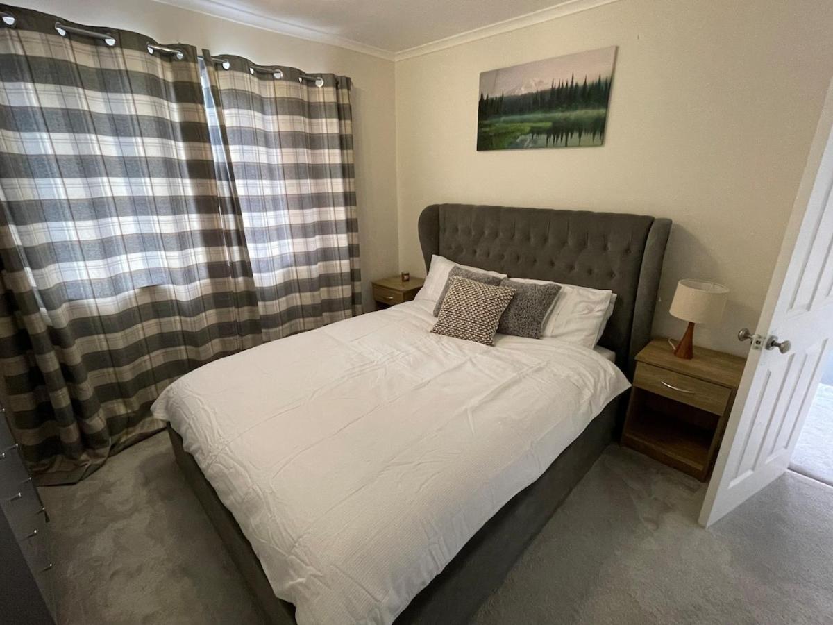 Beautiful 2 Bedroom House With Big Garden & Parking Fast Wifi, And King Size Bed
