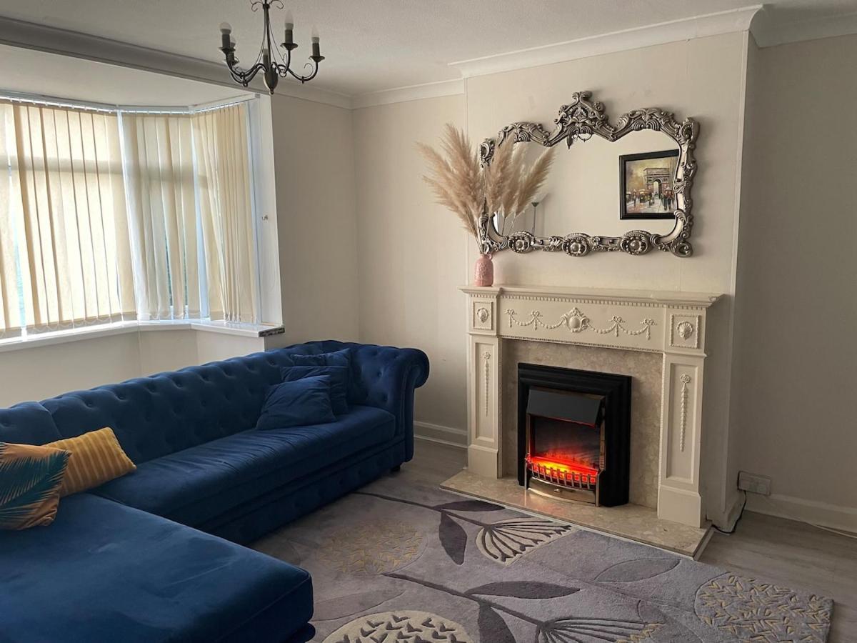 Beautiful 2 Bedroom House With Big Garden & Parking Fast Wifi, And King Size Bed *
