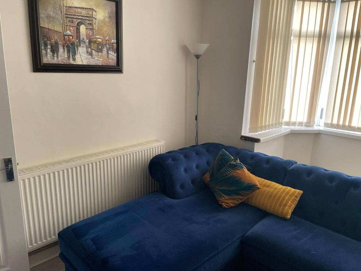 Beautiful 2 Bedroom House With Big Garden & Parking Fast Wifi, And King Size Bed Villa *