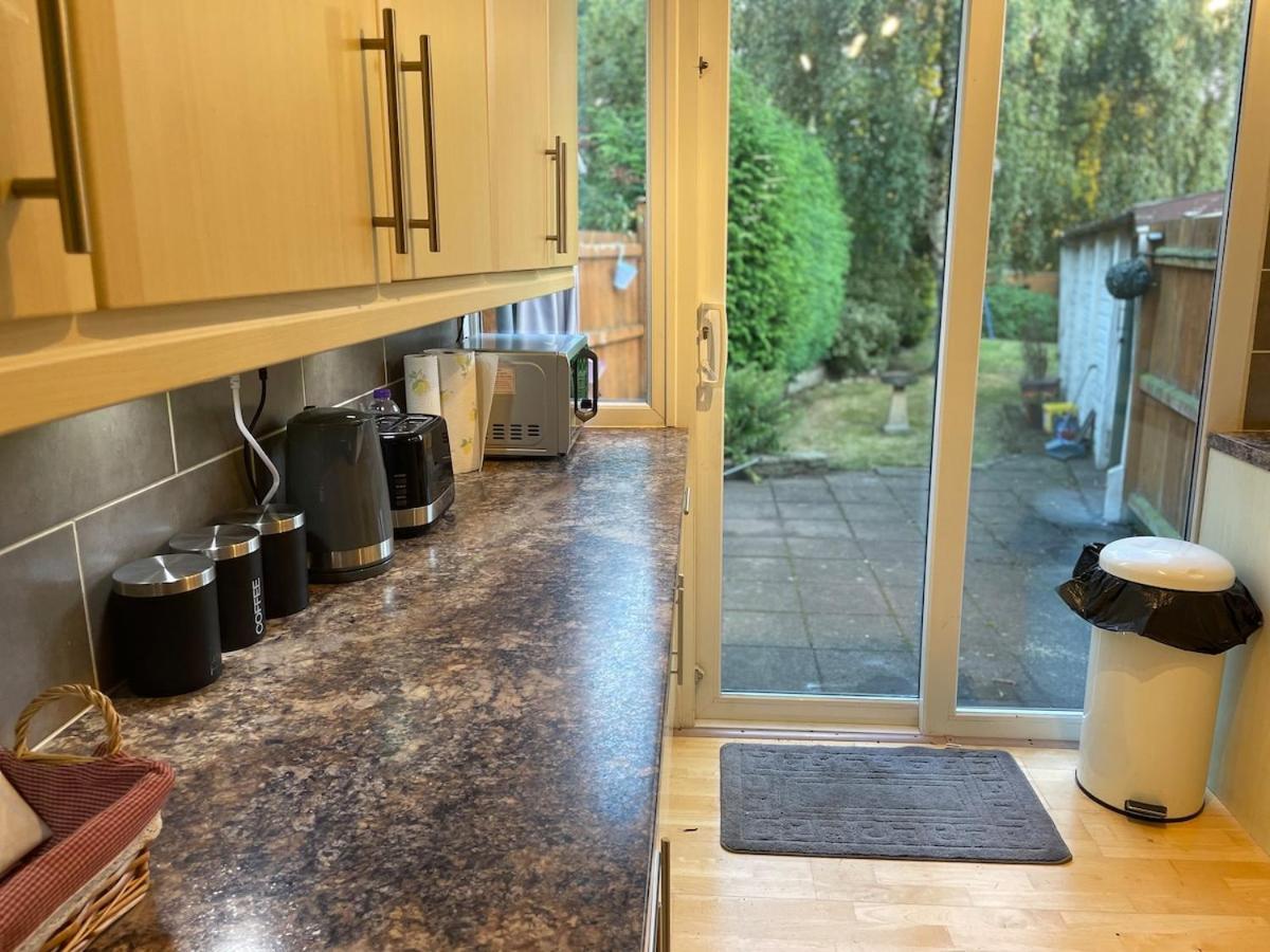 Beautiful 2 Bedroom House With Big Garden & Parking Fast Wifi, And King Size Bed *
