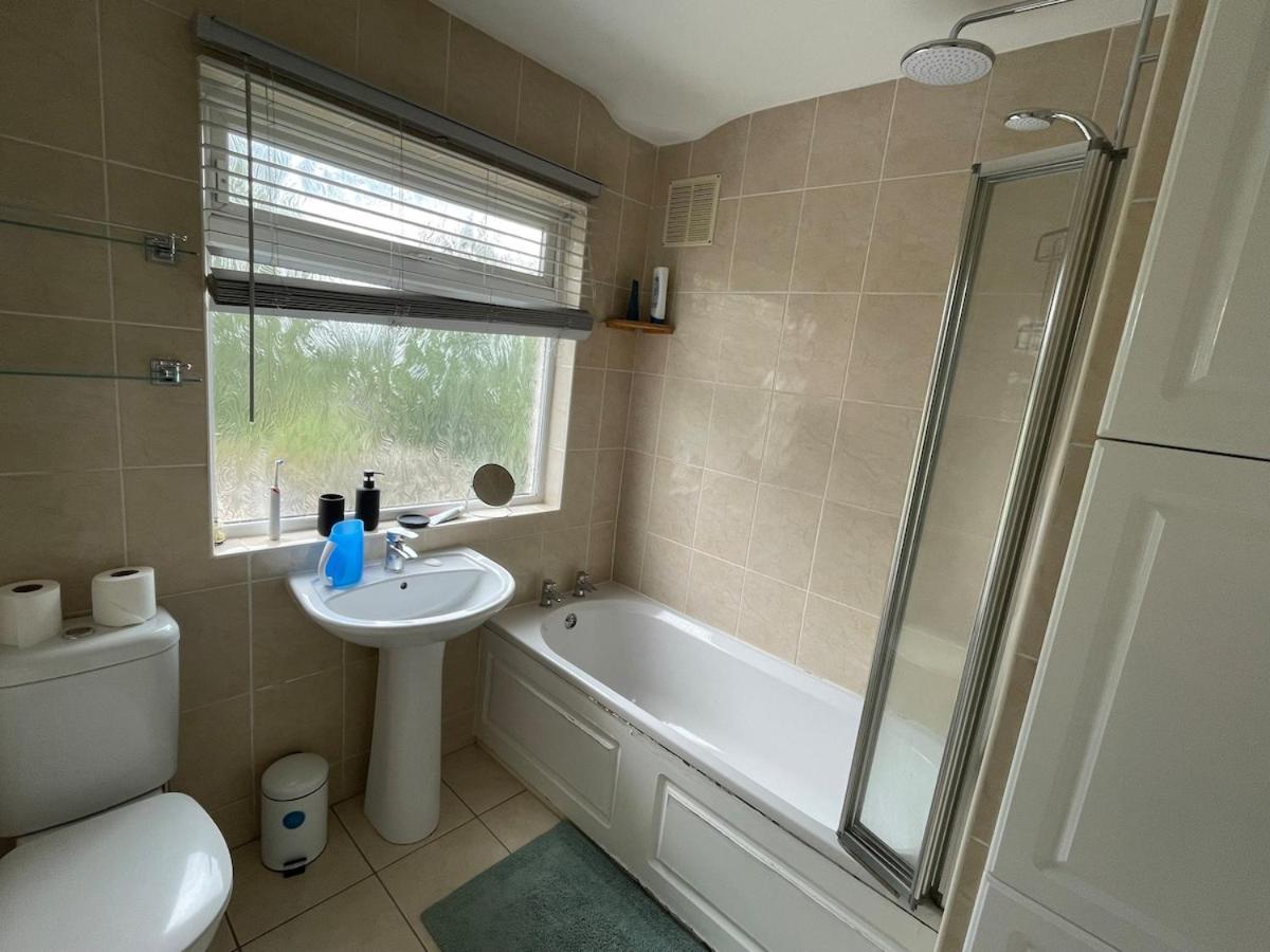 Villa Beautiful 2 Bedroom House With Big Garden & Parking Fast Wifi, And King Size Bed *