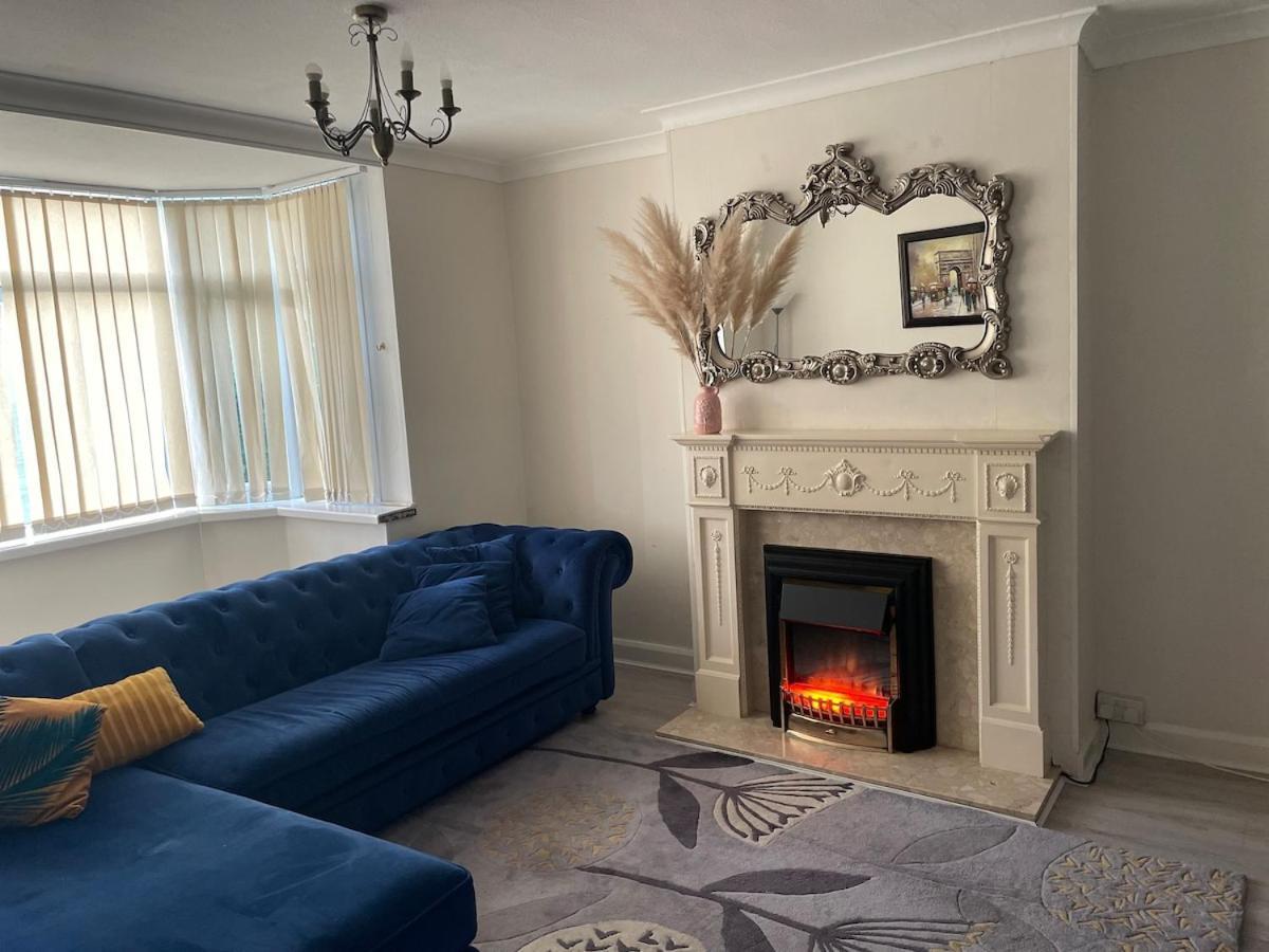 Beautiful 2 Bedroom House With Big Garden & Parking Fast Wifi, And King Size Bed Villa Birmingham
