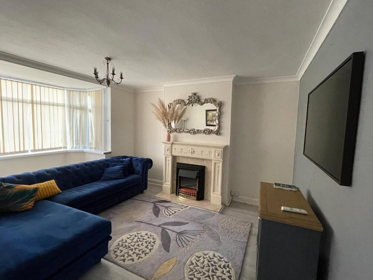 Beautiful 2 Bedroom House With Big Garden & Parking Fast Wifi, And King Size Bed *