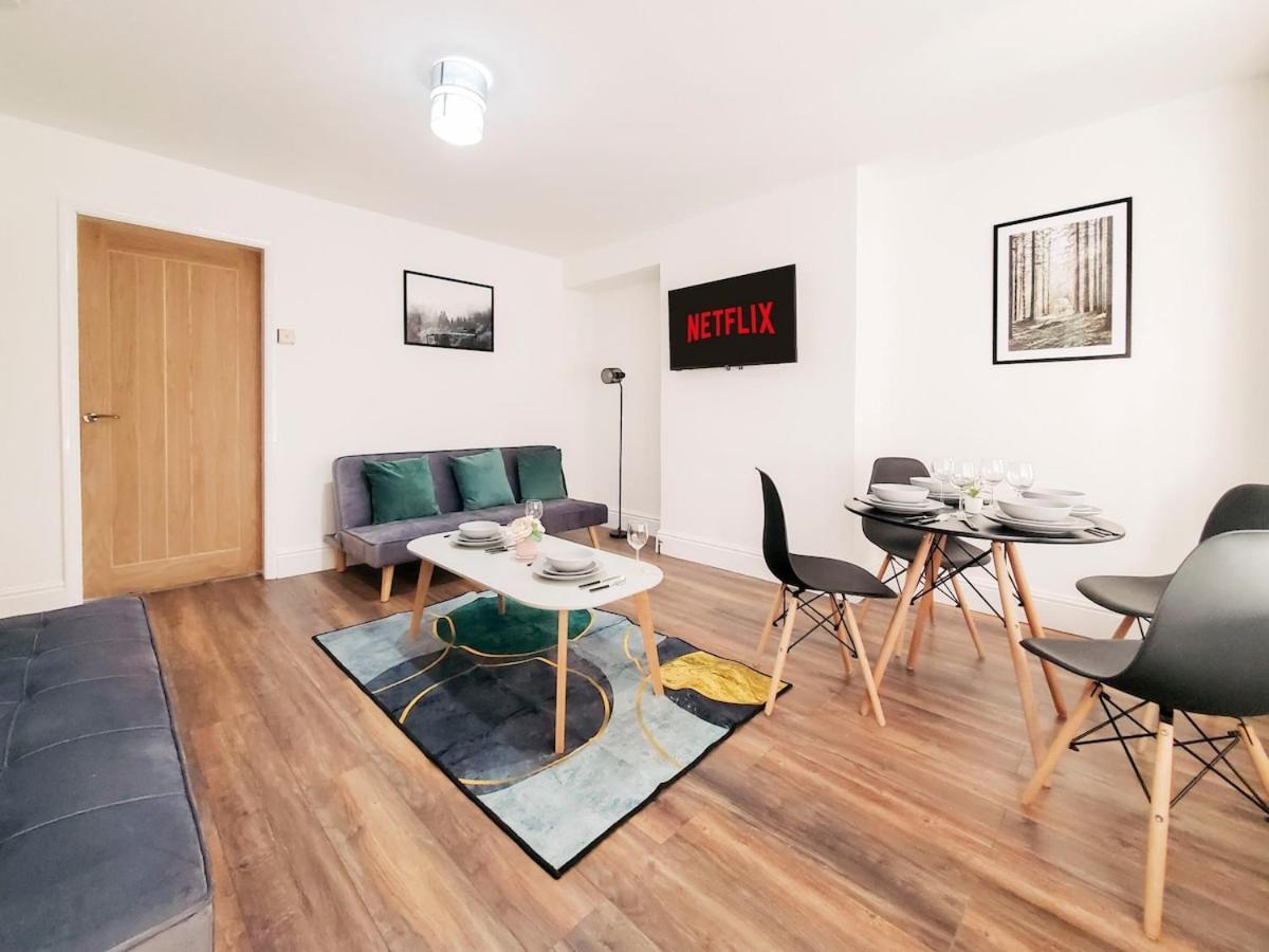 Spacious 3 Bedroom - Near Nec, Airport & Solihull Holiday home
