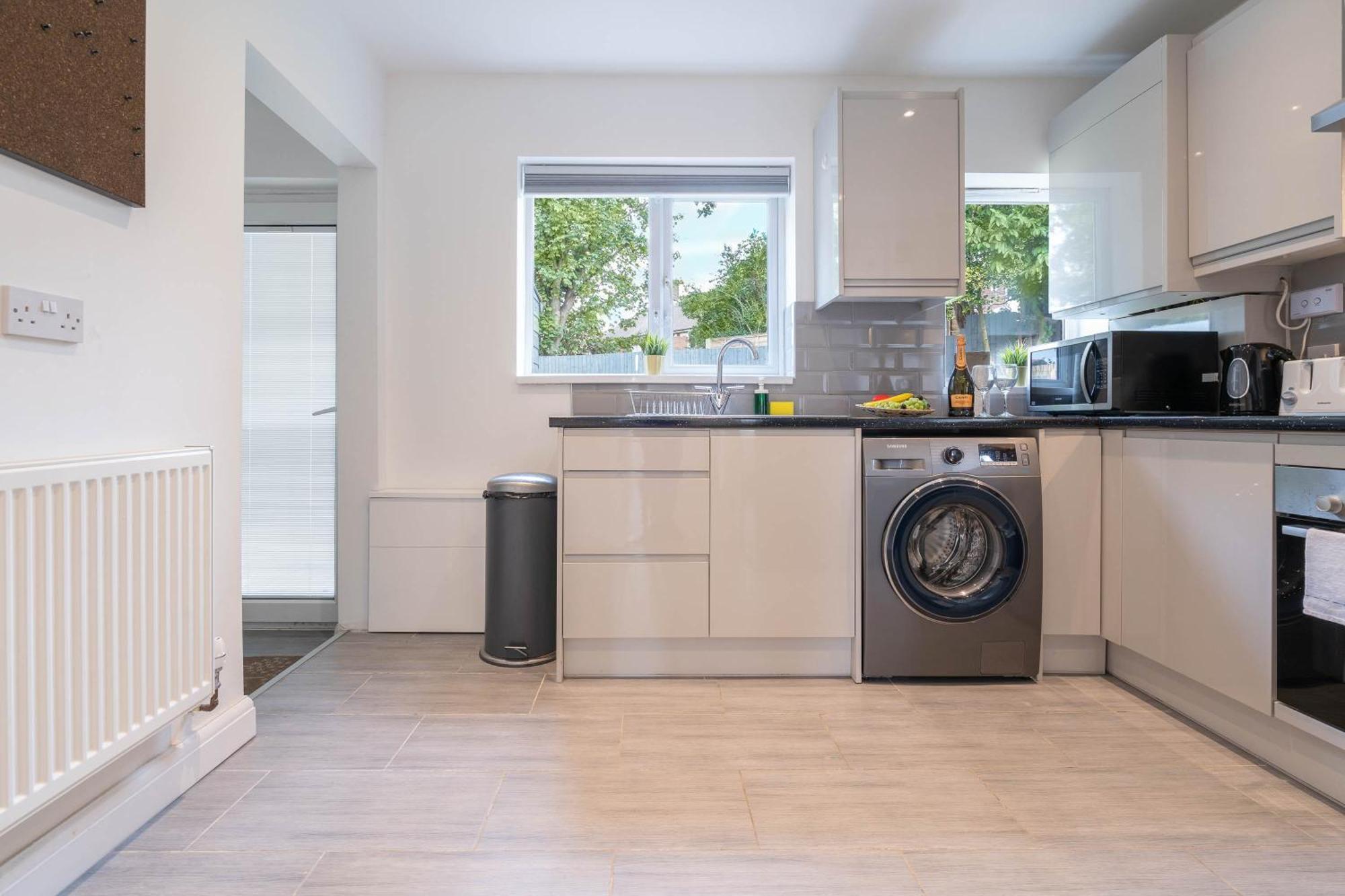 4 Bedroom House - Parking & Garden - Smart Tvs - Netflix - Wifi - Rated - 22cg Holiday home Birmingham