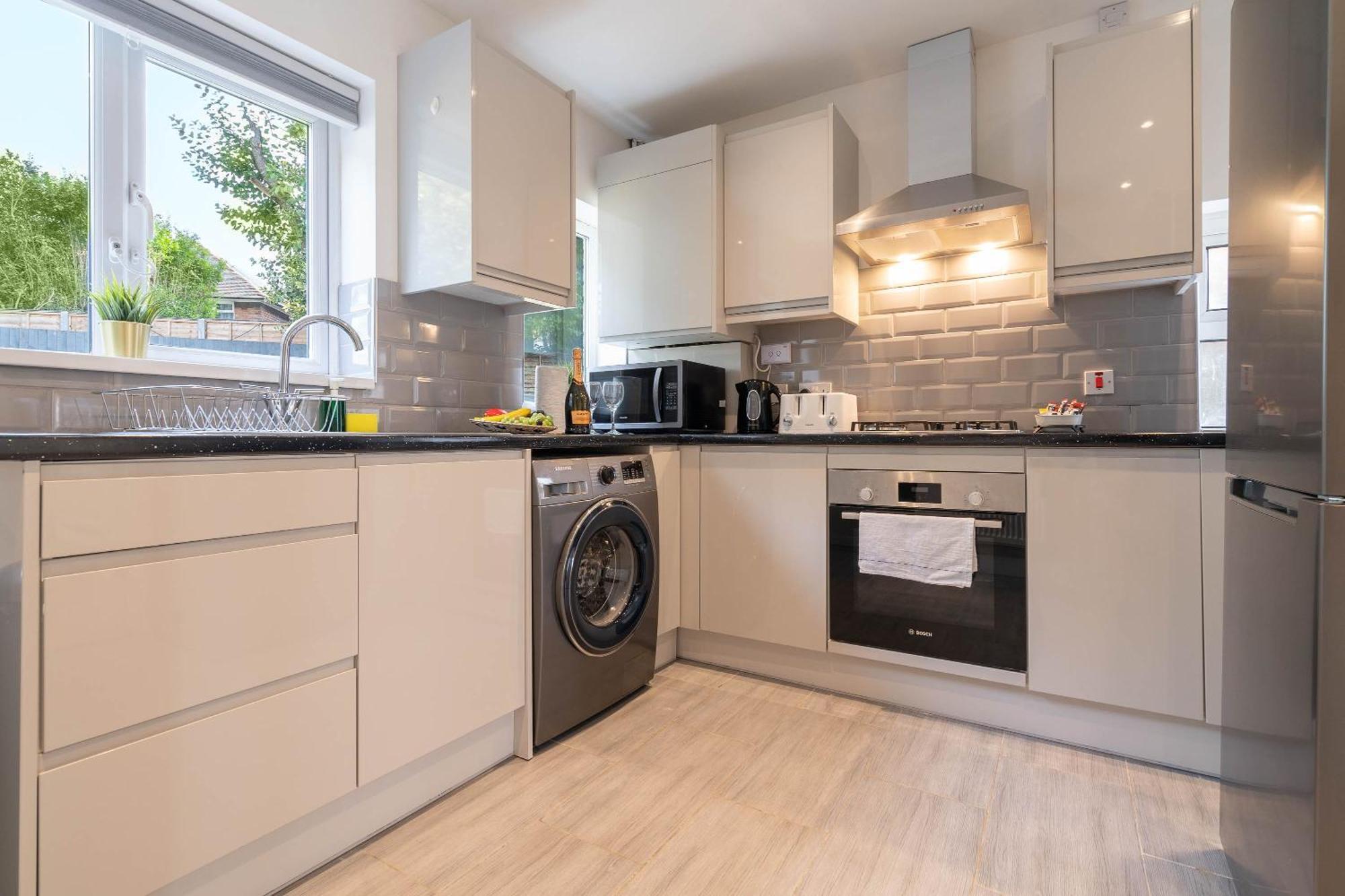 4 Bedroom House - Parking & Garden - Smart Tvs - Netflix - Wifi - Rated - 22cg Birmingham