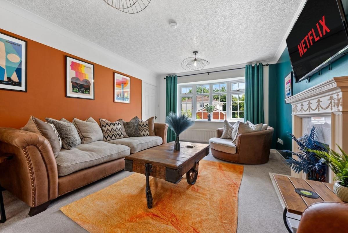 Contractors, Sleeps 8, 5 Bed, Driveway, Wi-fi Holiday home *