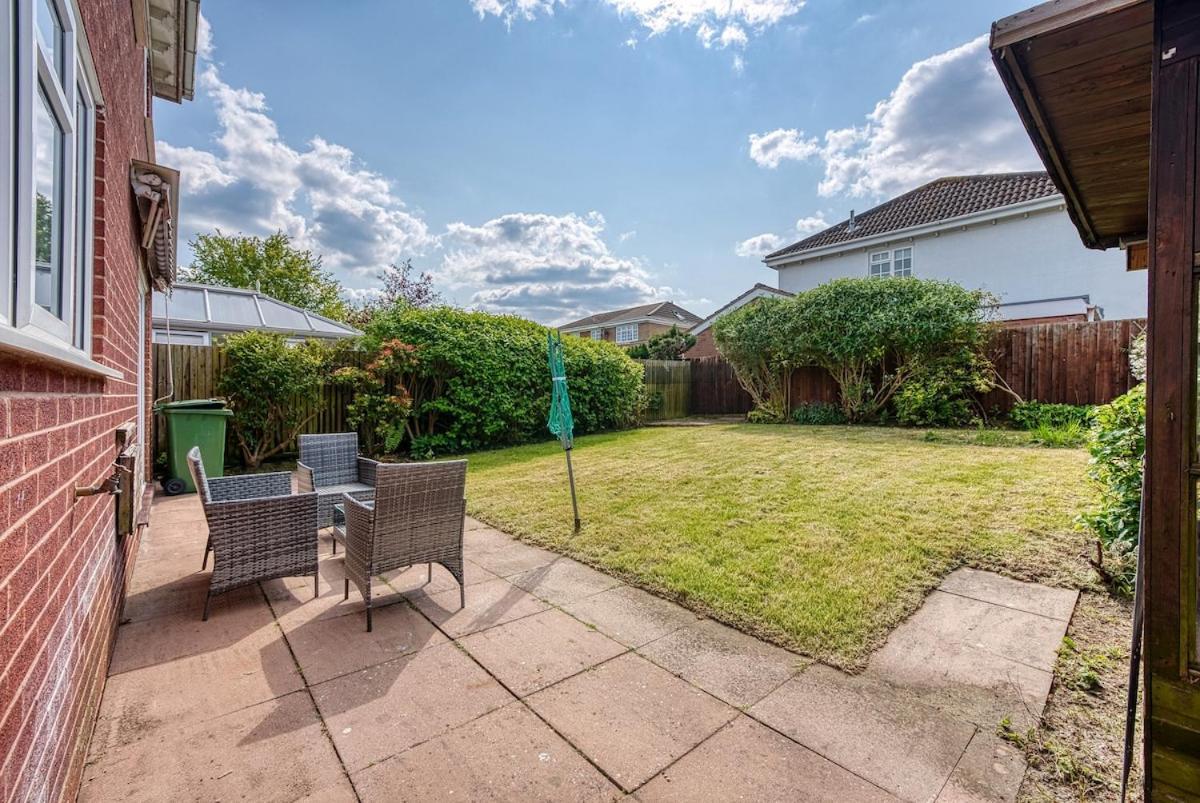 Contractors, Sleeps 8, 5 Bed, Driveway, Wi-fi Holiday home *