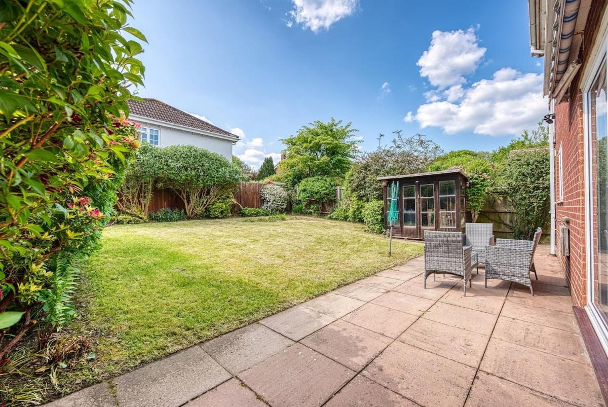 Contractors, Sleeps 8, 5 Bed, Driveway, Wi-fi Holiday home