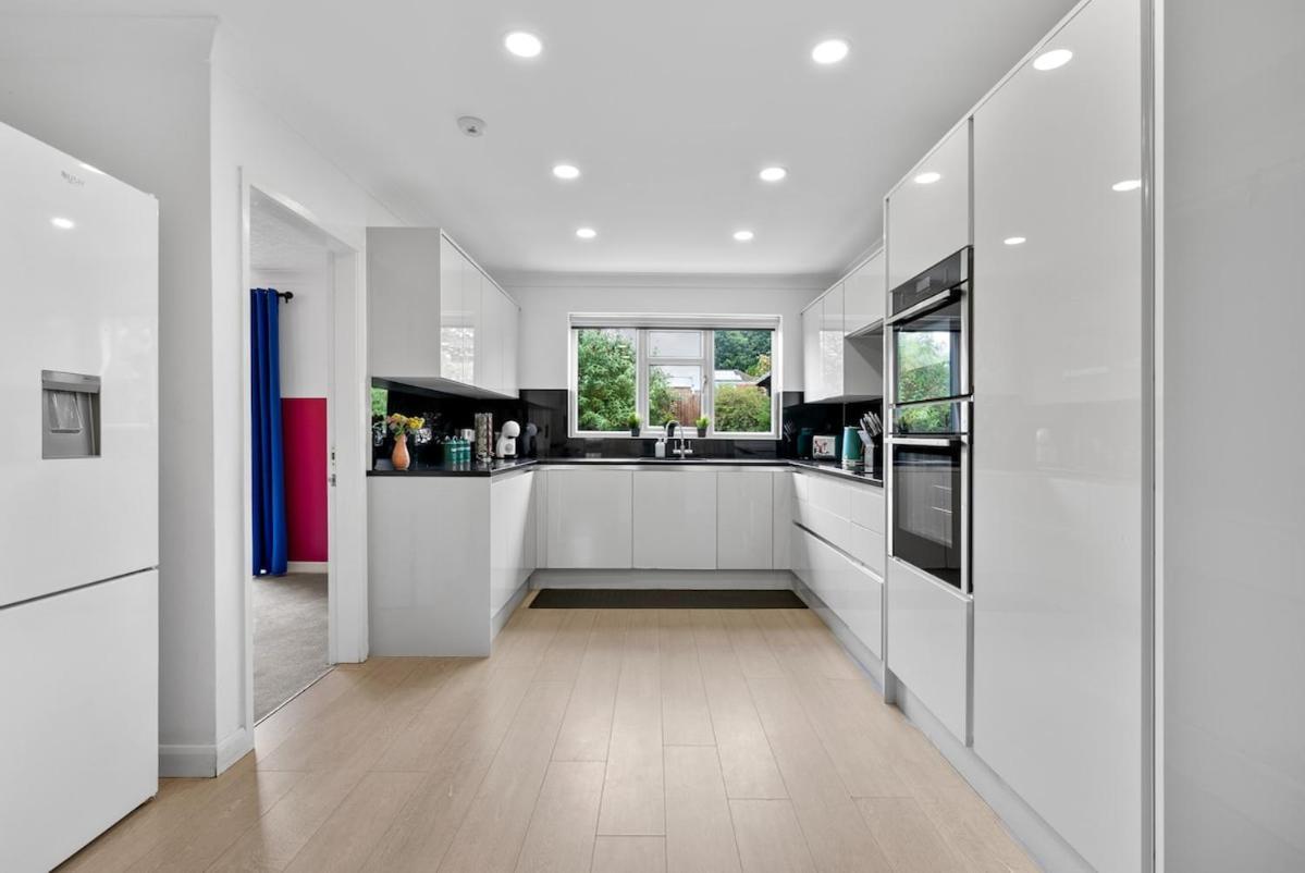 Contractors, Sleeps 8, 5 Bed, Driveway, Wi-fi *